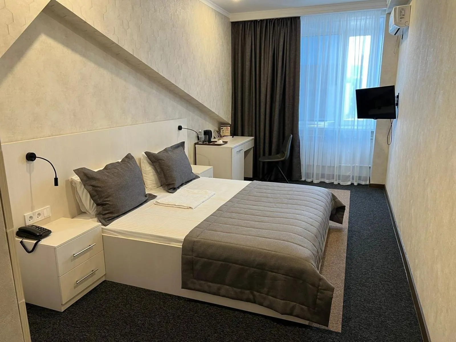 Photo of the whole room, Bed in Meridian