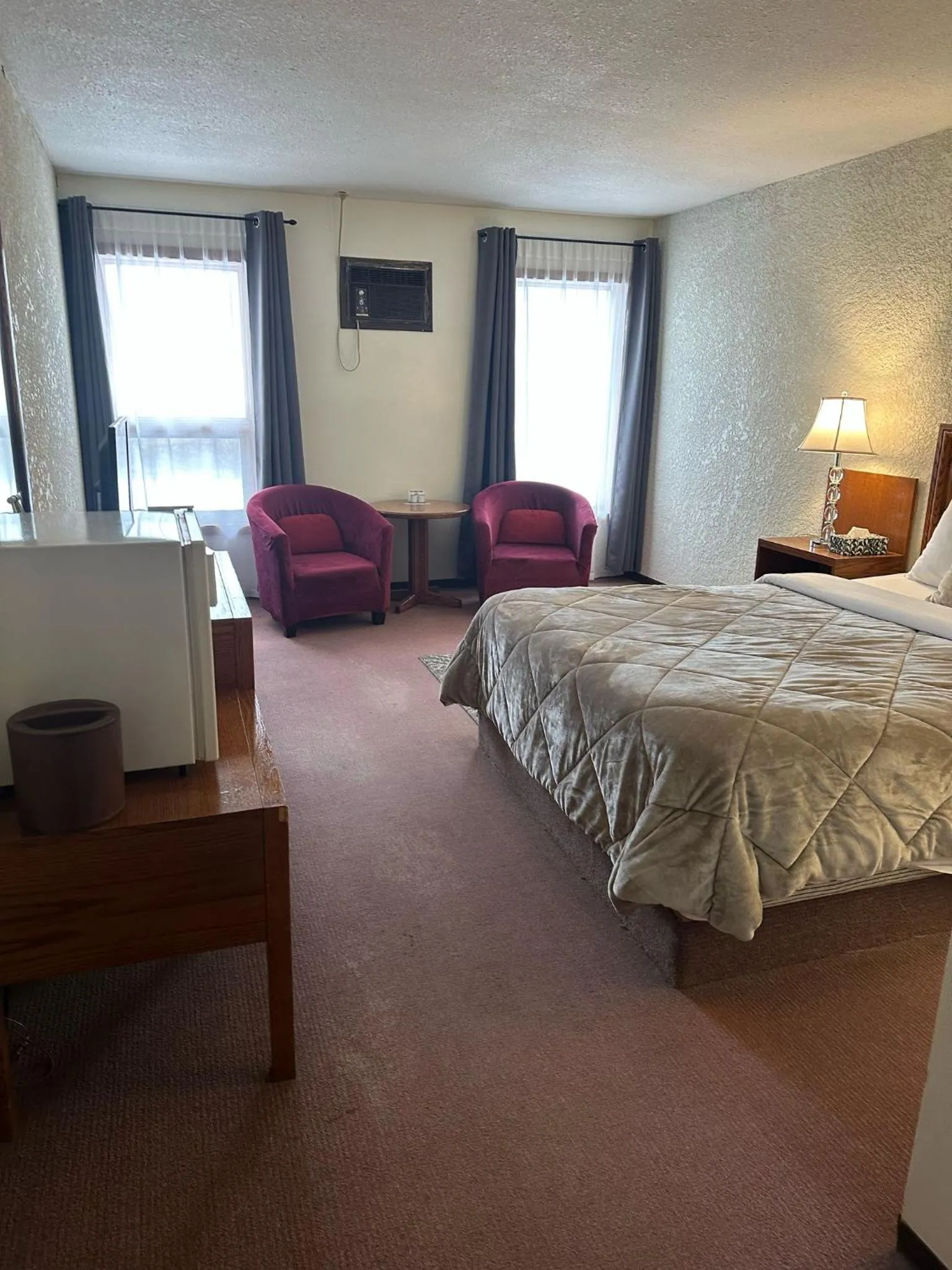 Bed in Maple Creek Motor Inn