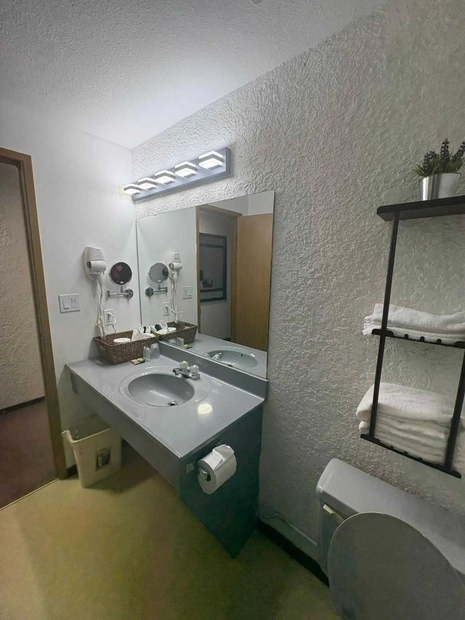 Bathroom in Maple Creek Motor Inn