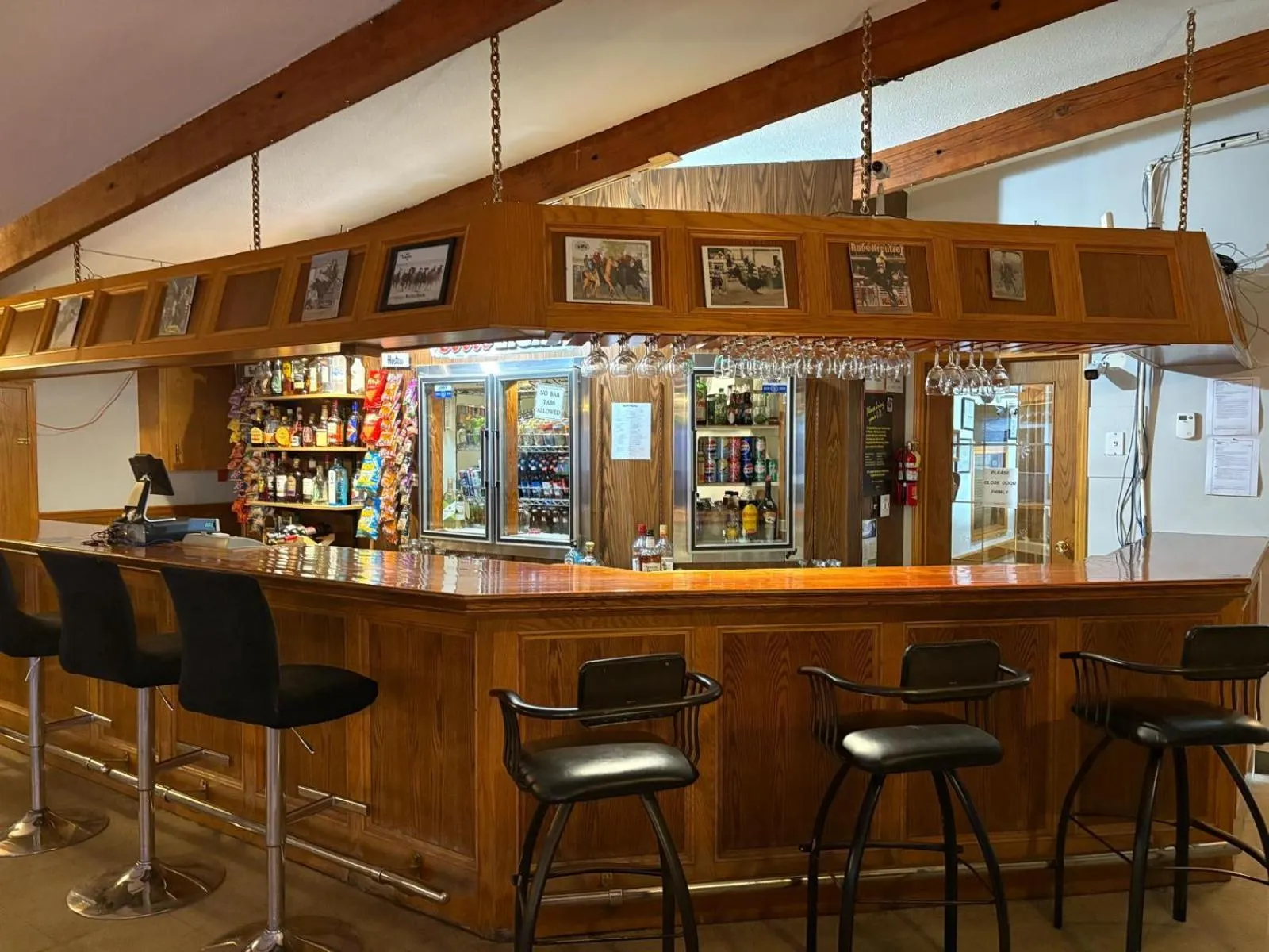 Lounge or bar in Maple Creek Motor Inn