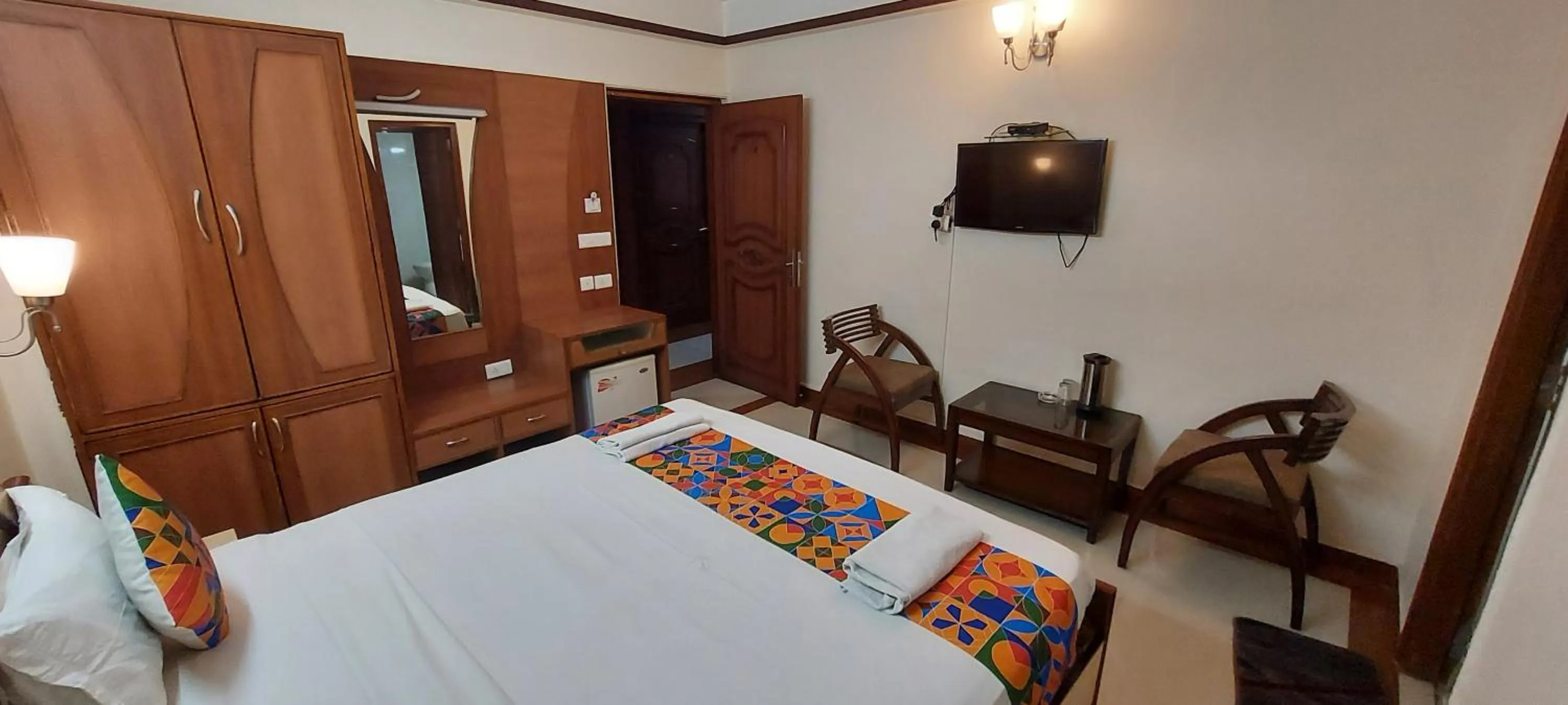 Photo of the whole room, Bed in Hotel Kings Corner