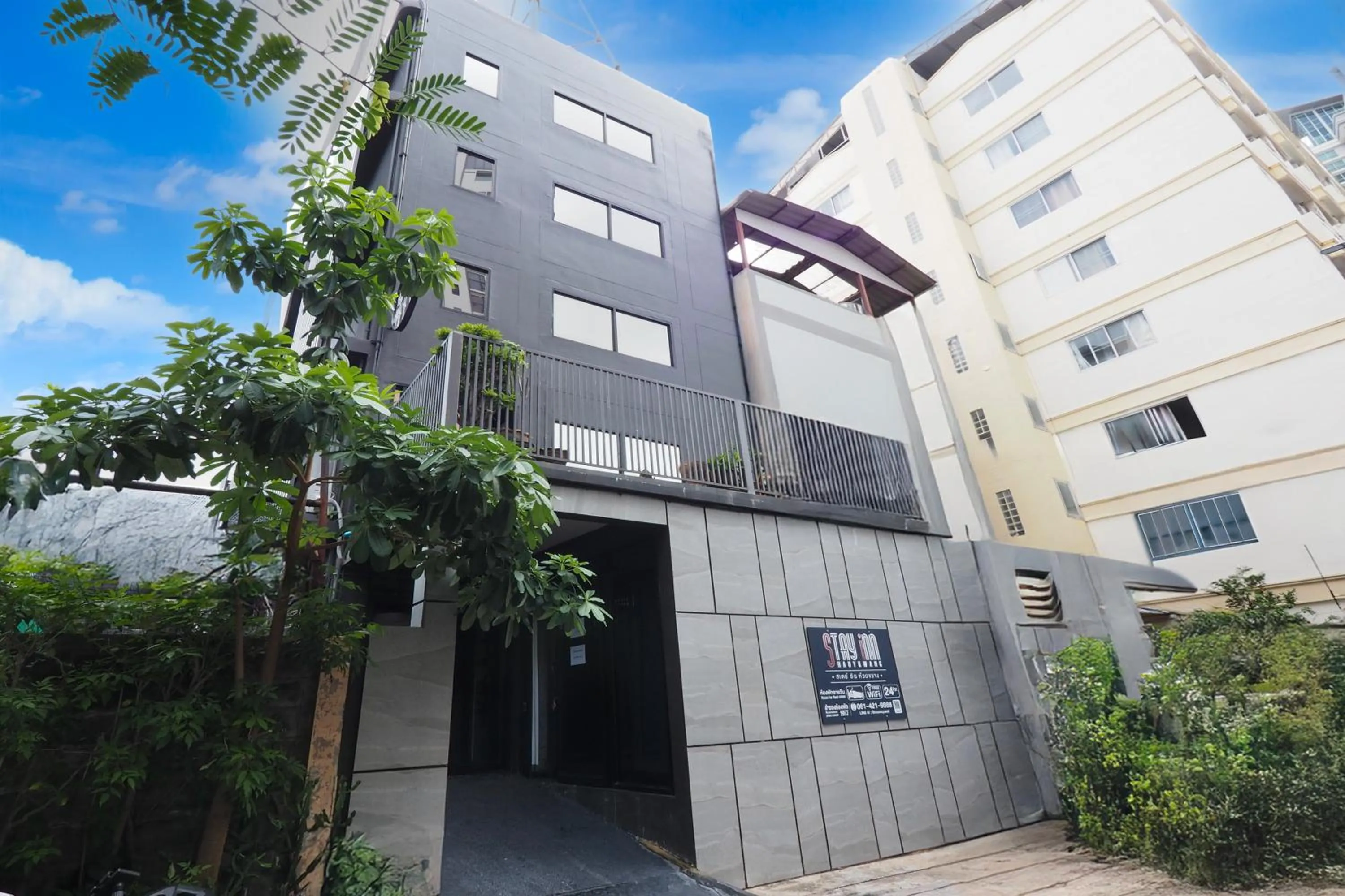 Facade/entrance in RQ Bangkok Huai Khwang by Collection O