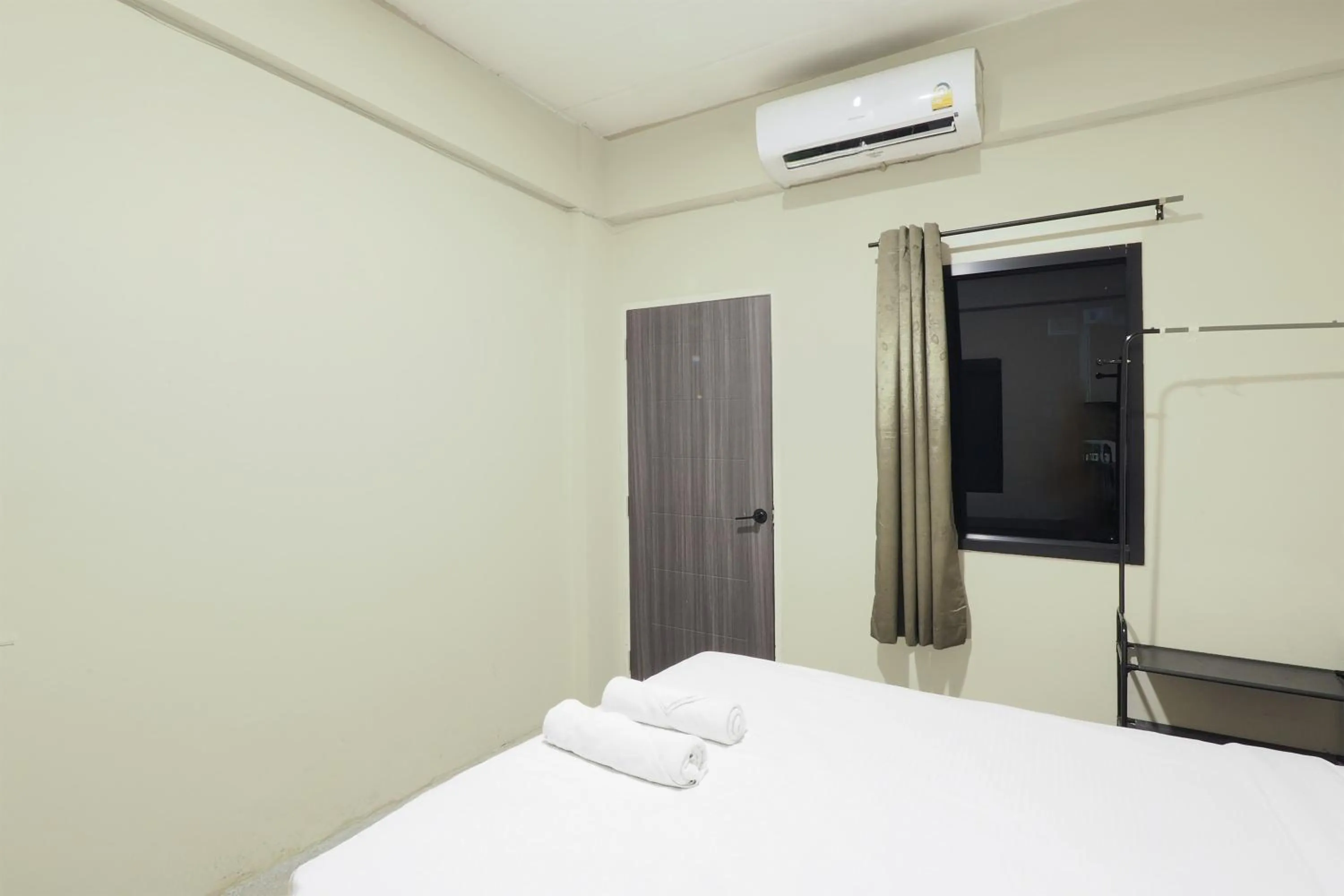 Bedroom, Bed in RQ Bangkok Huai Khwang by Collection O