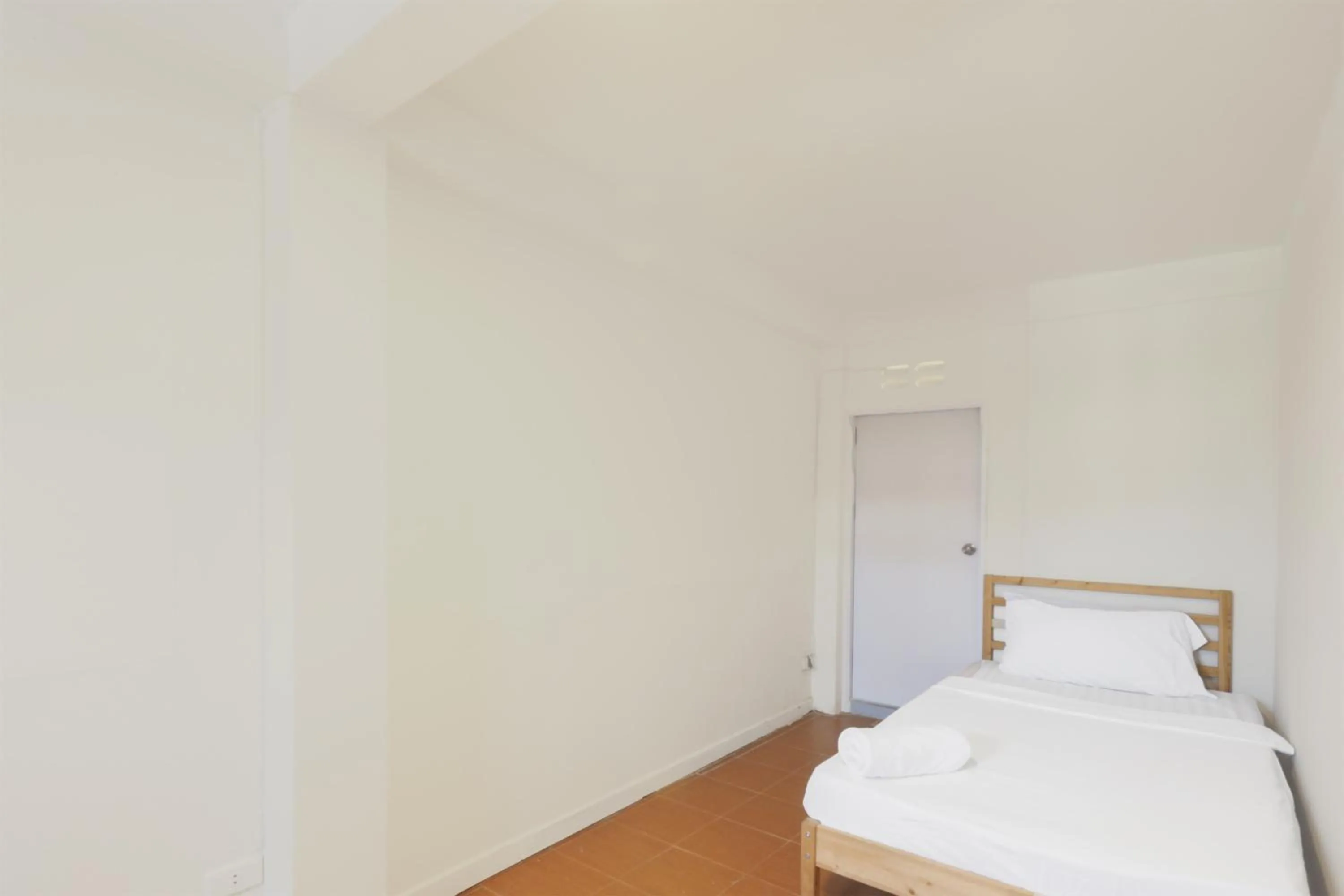 Bedroom, Bed in RQ Bangkok Huai Khwang by Collection O