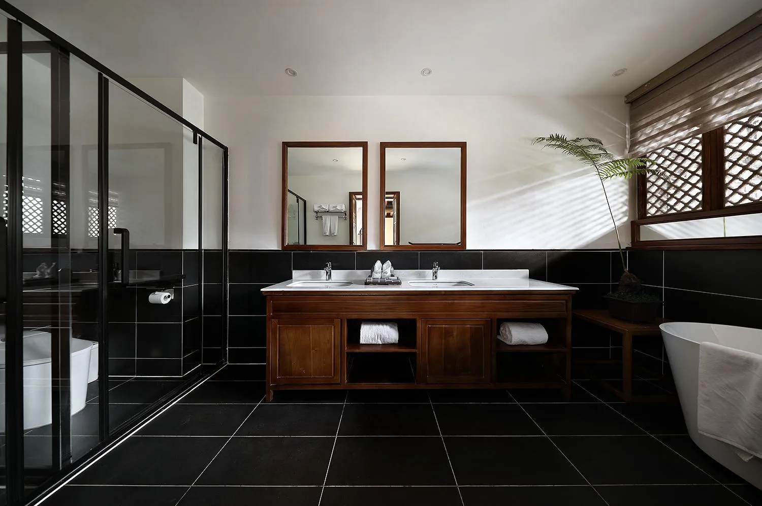 Bathroom in Tianxi Mansion in Dali Ancient City - A Century-Old Official Residence