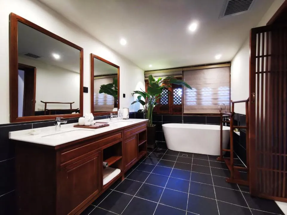 Bath in Tianxi Mansion in Dali Ancient City - A Century-Old Official Residence