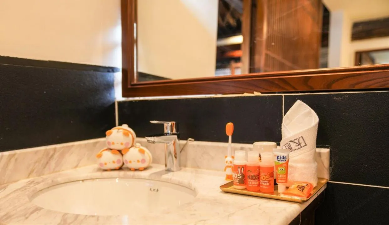 Bathroom in Tianxi Mansion in Dali Ancient City - A Century-Old Official Residence