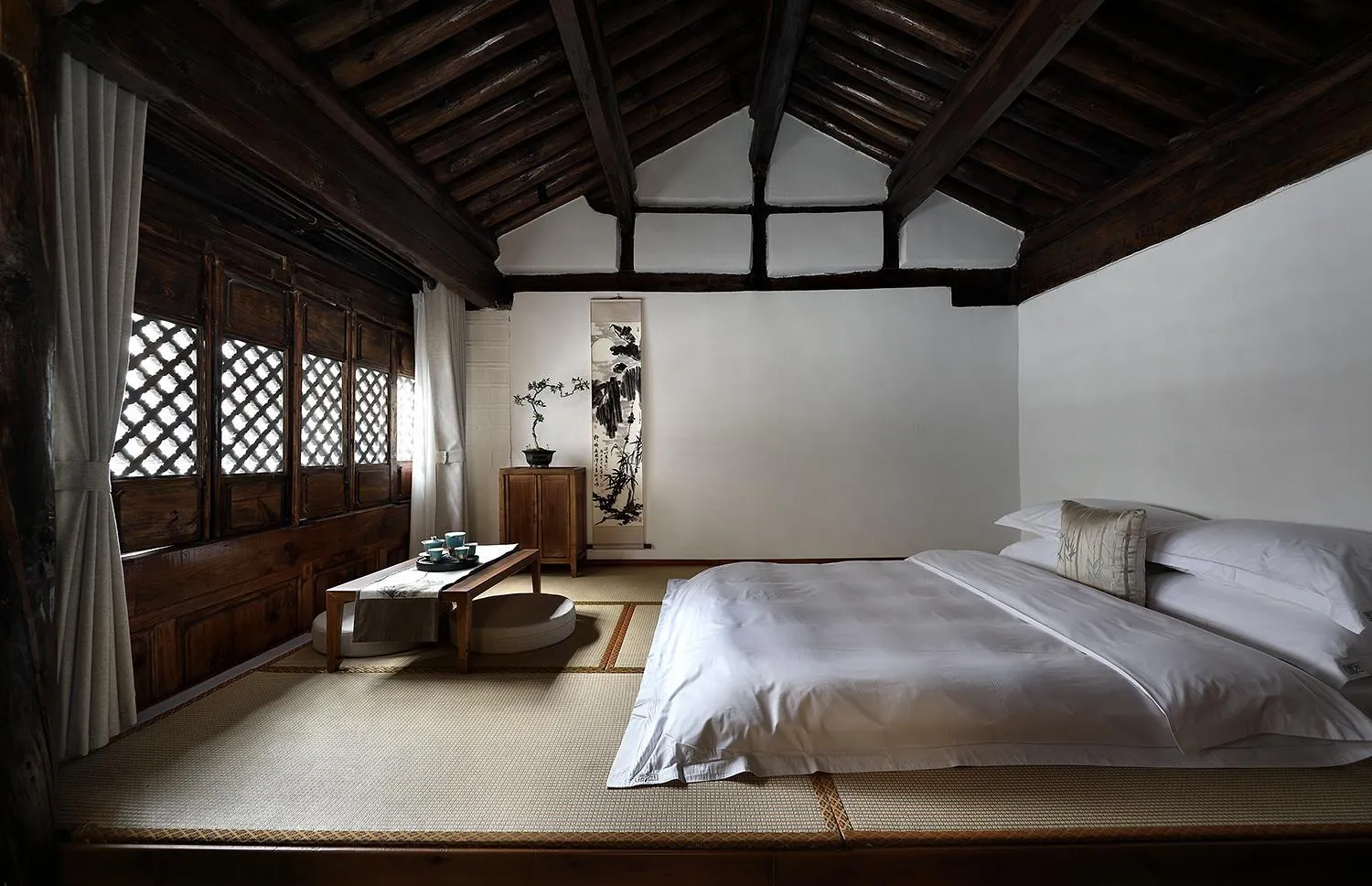 Bed in Tianxi Mansion in Dali Ancient City - A Century-Old Official Residence