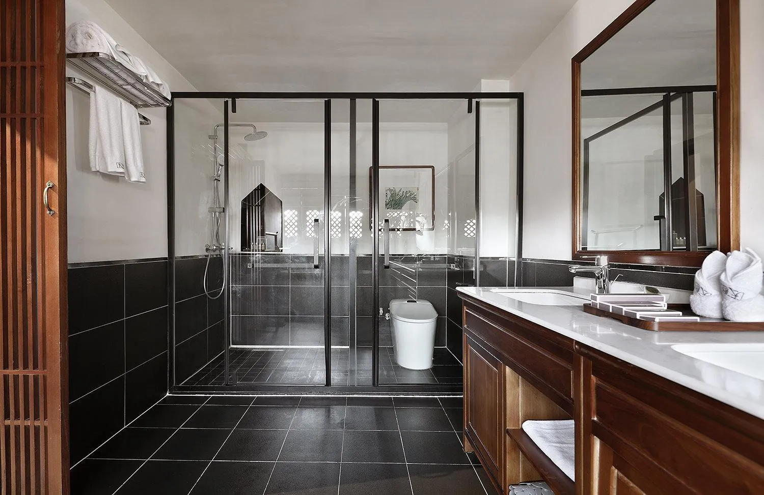 Bathroom in Tianxi Mansion in Dali Ancient City - A Century-Old Official Residence