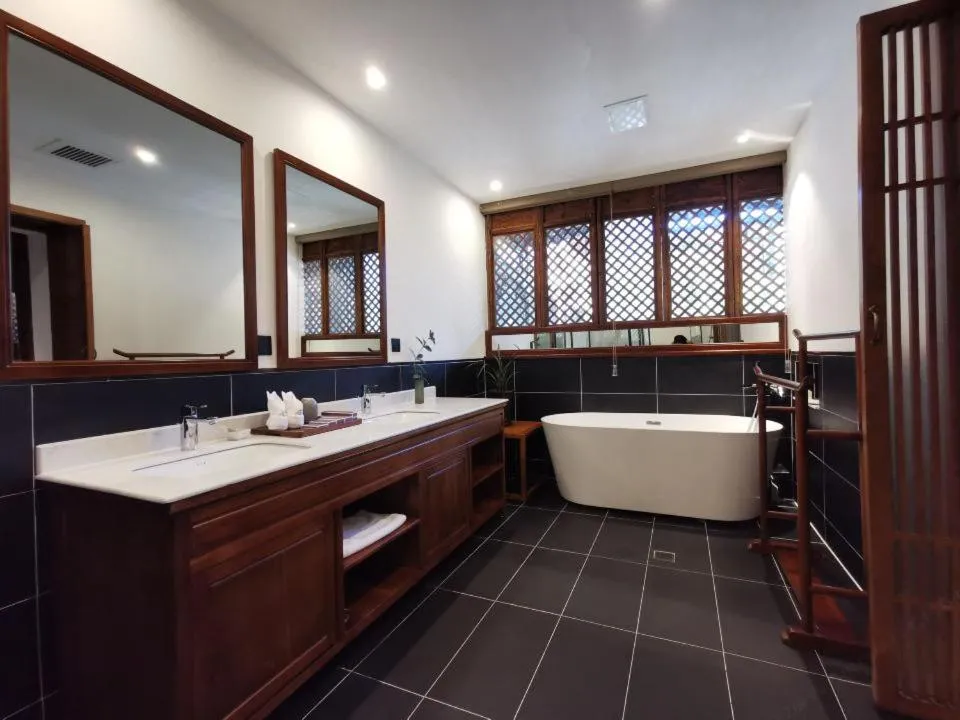Bathroom in Tianxi Mansion in Dali Ancient City - A Century-Old Official Residence