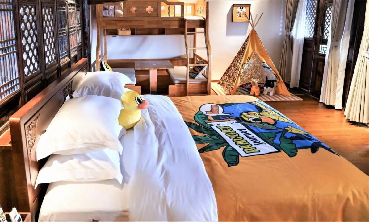 Bedroom, Bed in Tianxi Mansion in Dali Ancient City - A Century-Old Official Residence