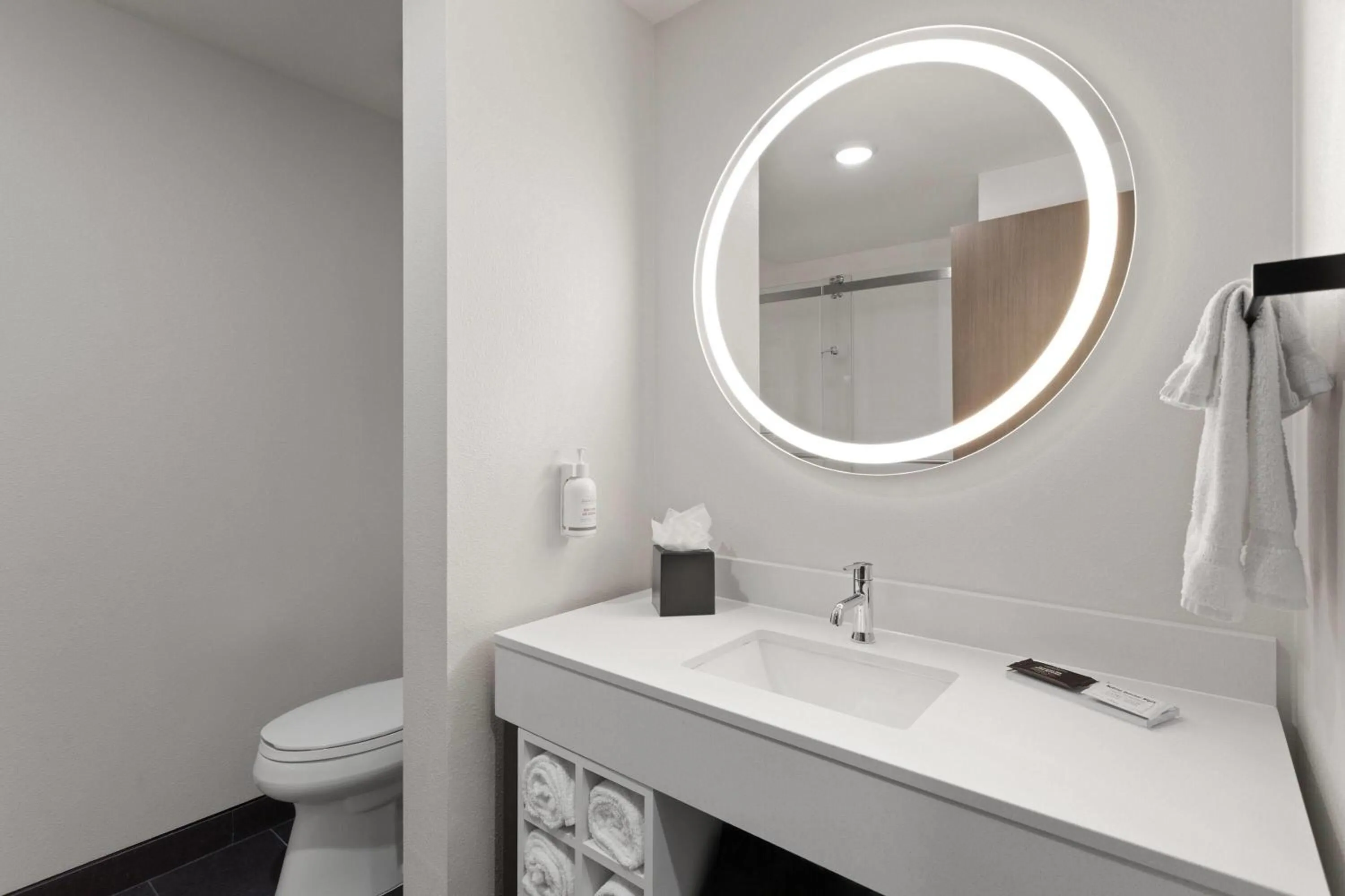 Bathroom in La Quinta Inn & Suites by Wyndham Olive Branch