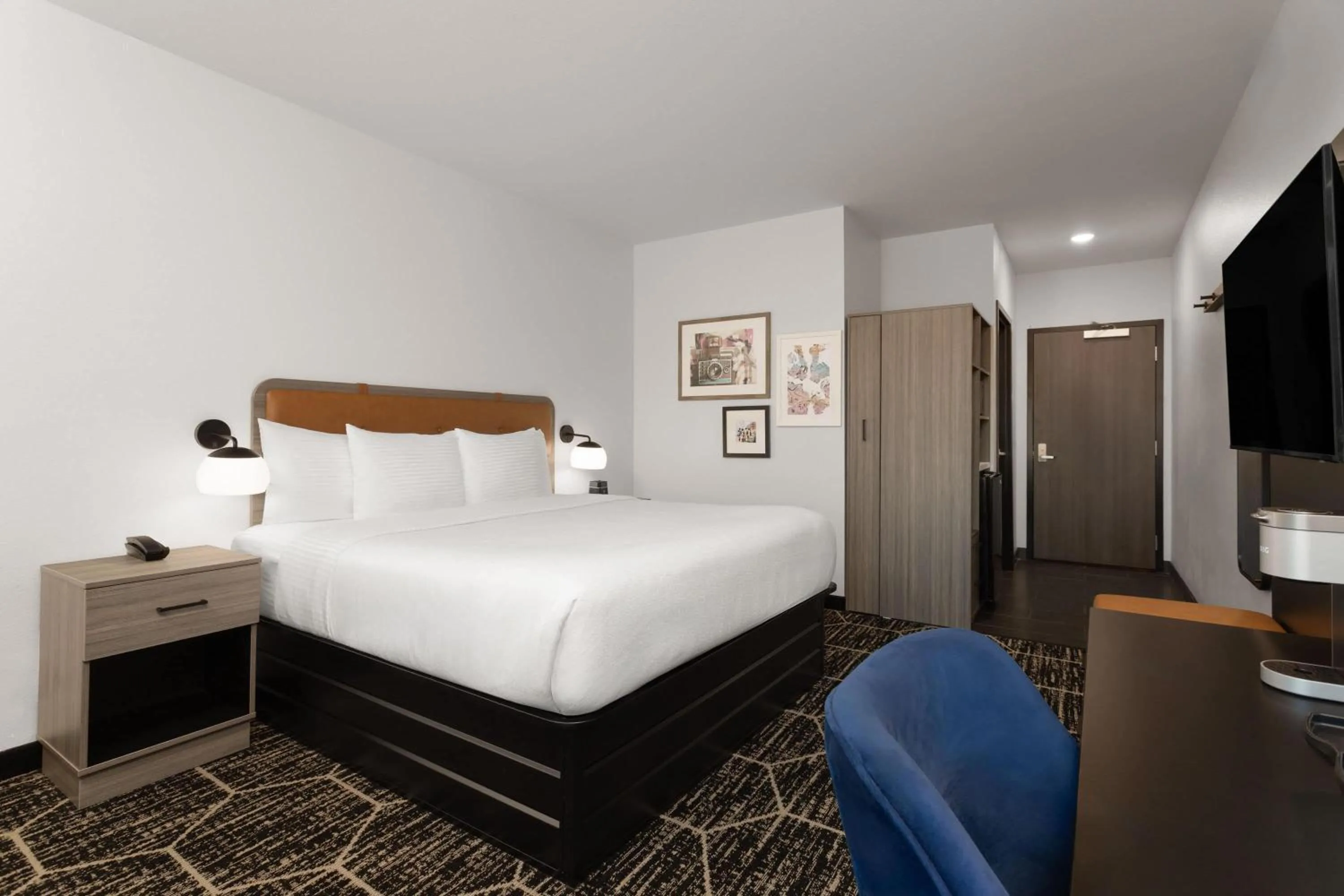 Photo of the whole room, Bed in La Quinta Inn & Suites by Wyndham Olive Branch