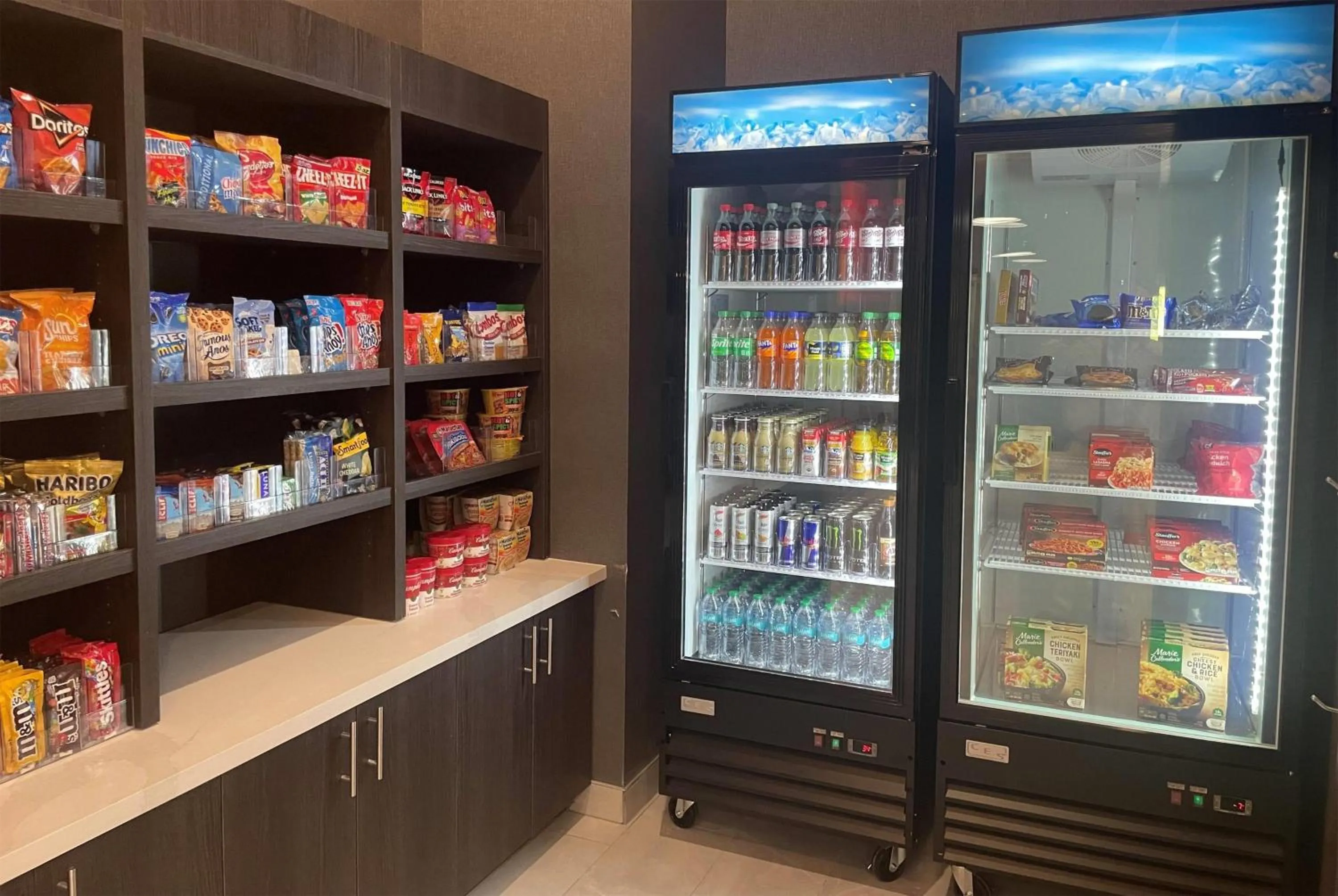 Food and drinks in La Quinta Inn & Suites by Wyndham Olive Branch