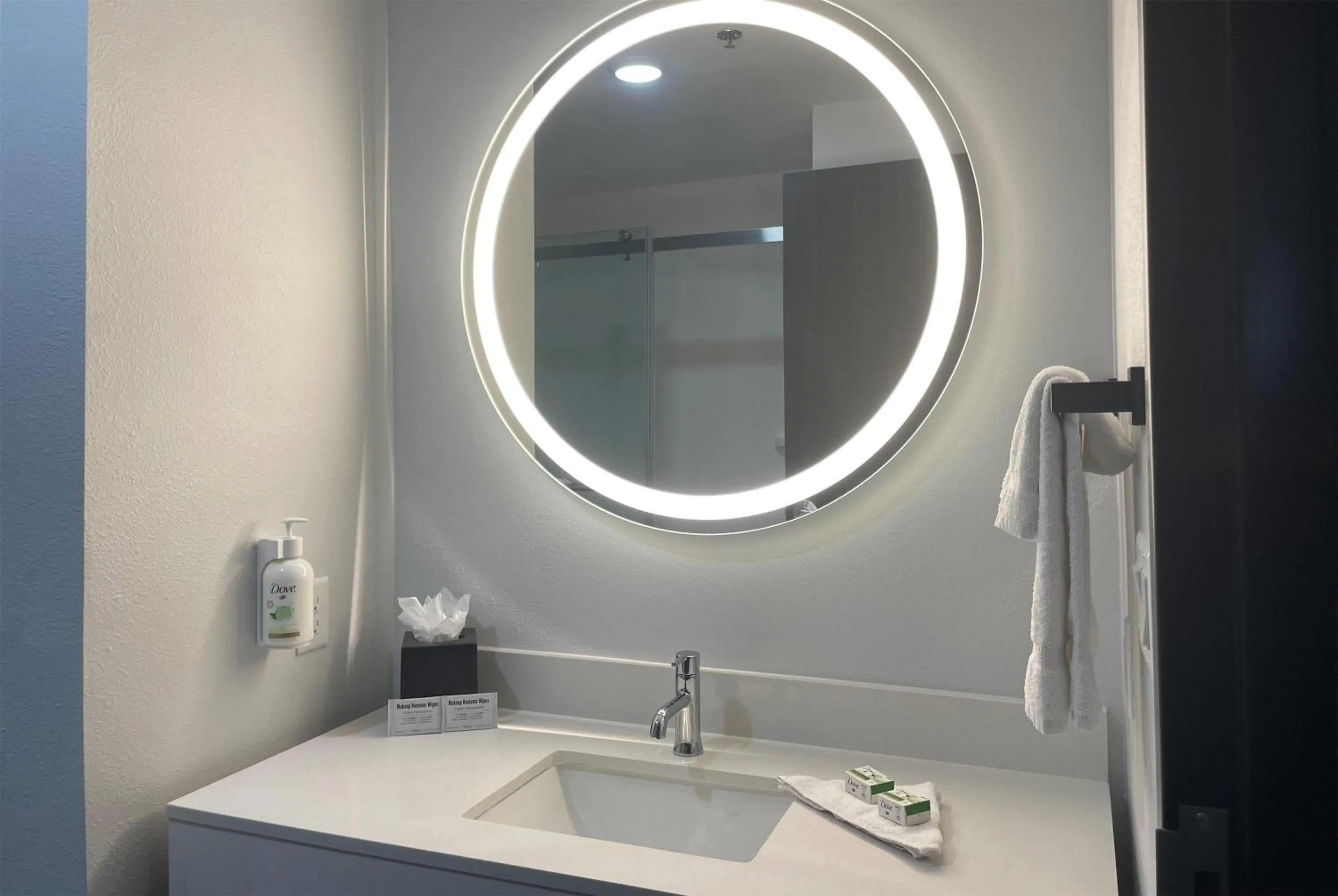 Bathroom in La Quinta Inn & Suites by Wyndham Olive Branch