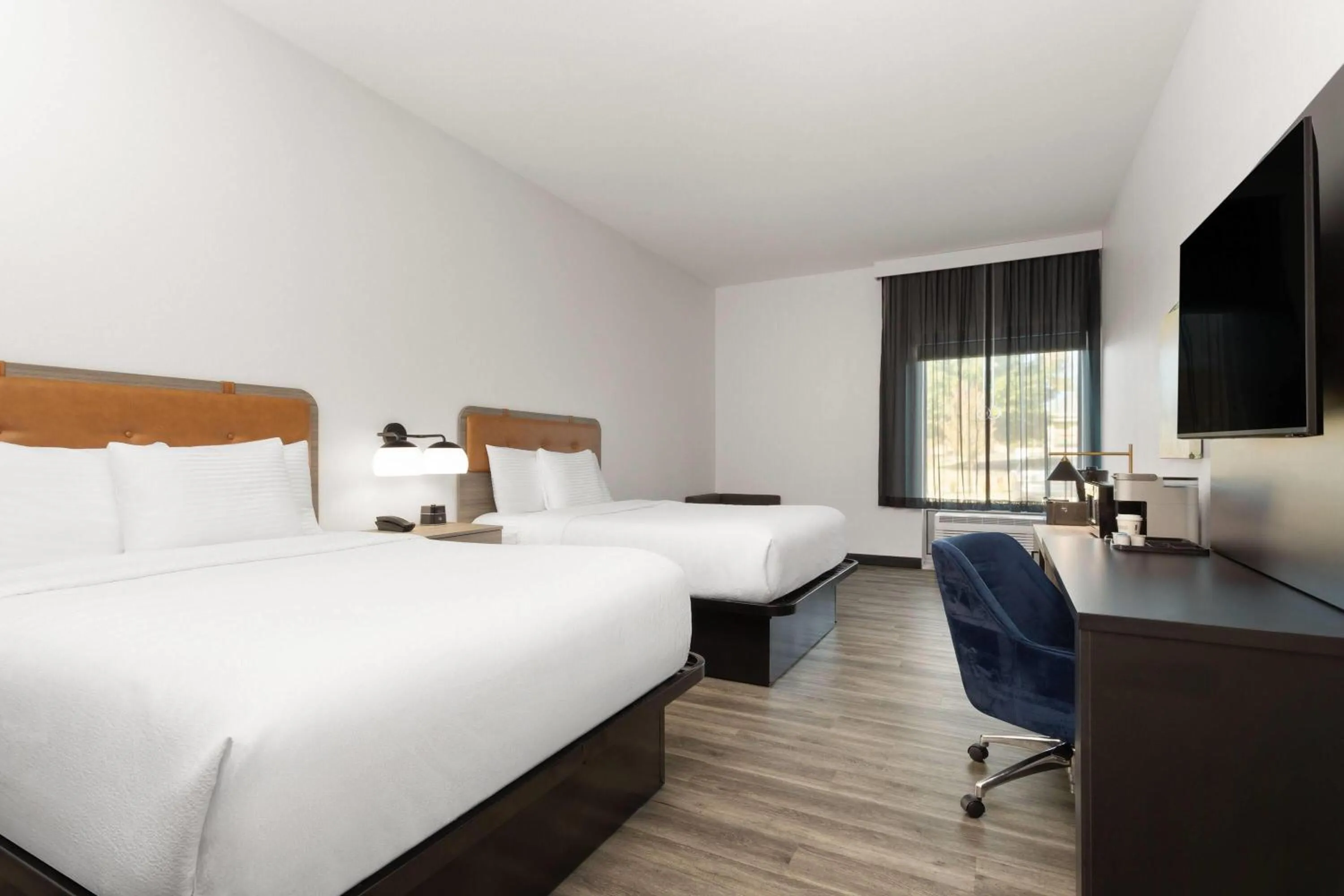 Photo of the whole room, Bed in La Quinta Inn & Suites by Wyndham Olive Branch