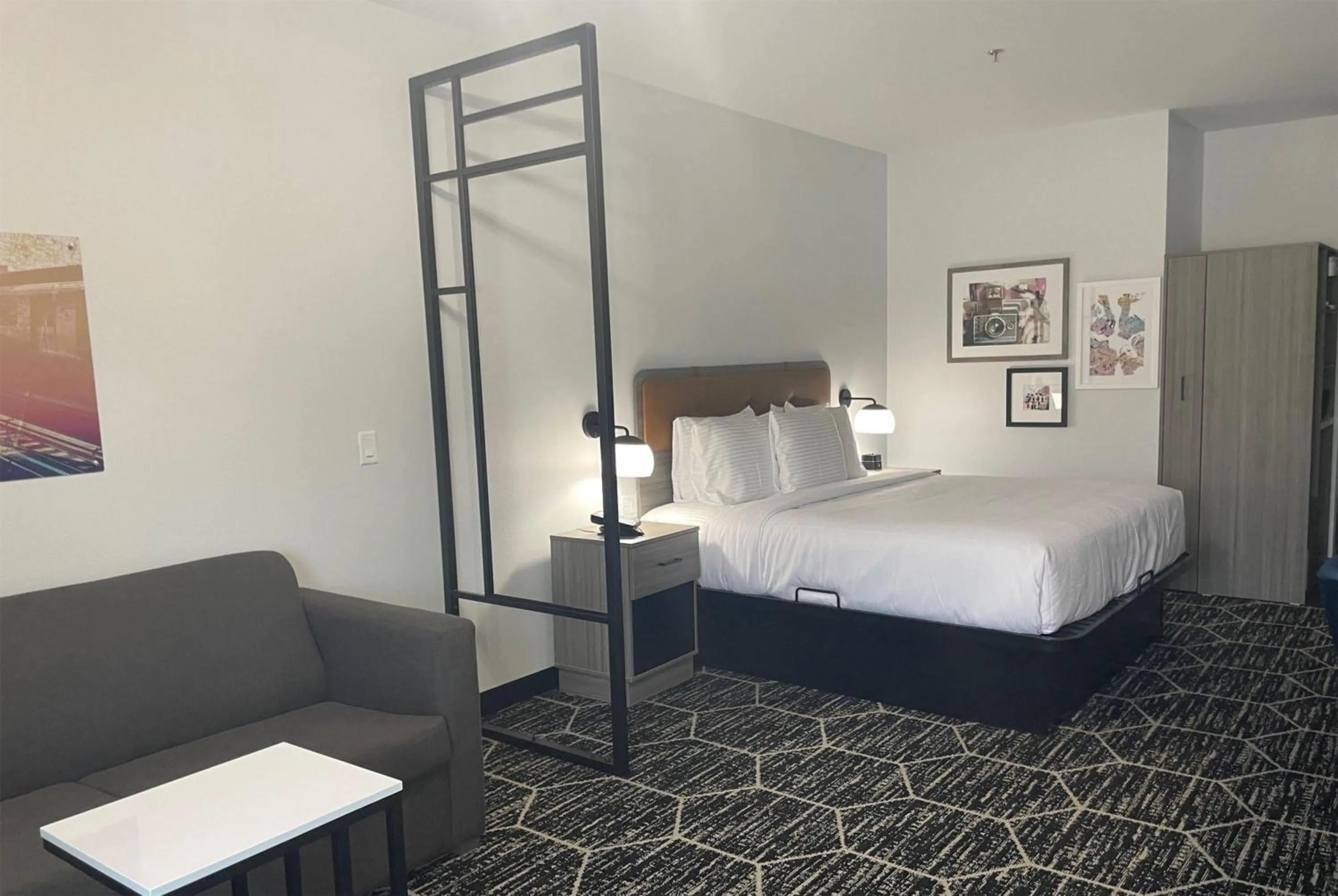 Photo of the whole room, Bed in La Quinta Inn & Suites by Wyndham Olive Branch