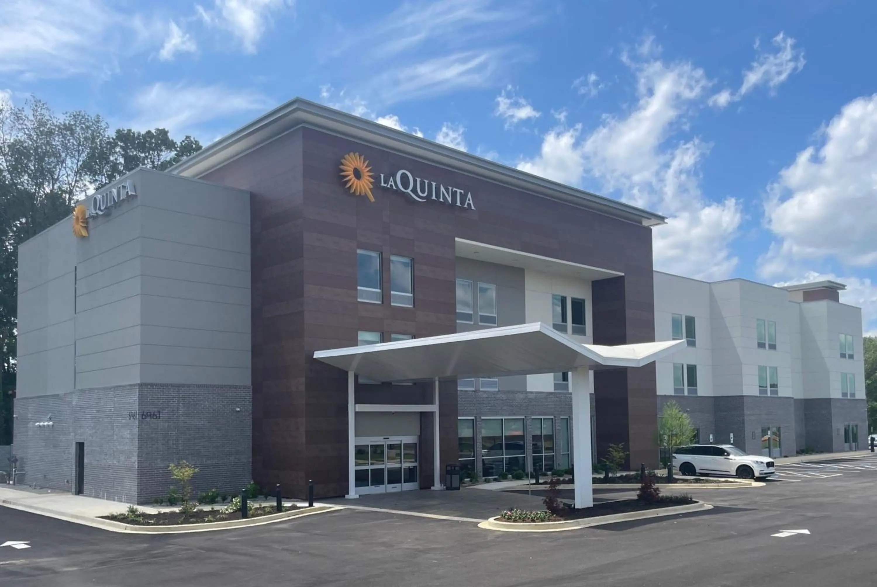 Property building in La Quinta Inn & Suites by Wyndham Olive Branch