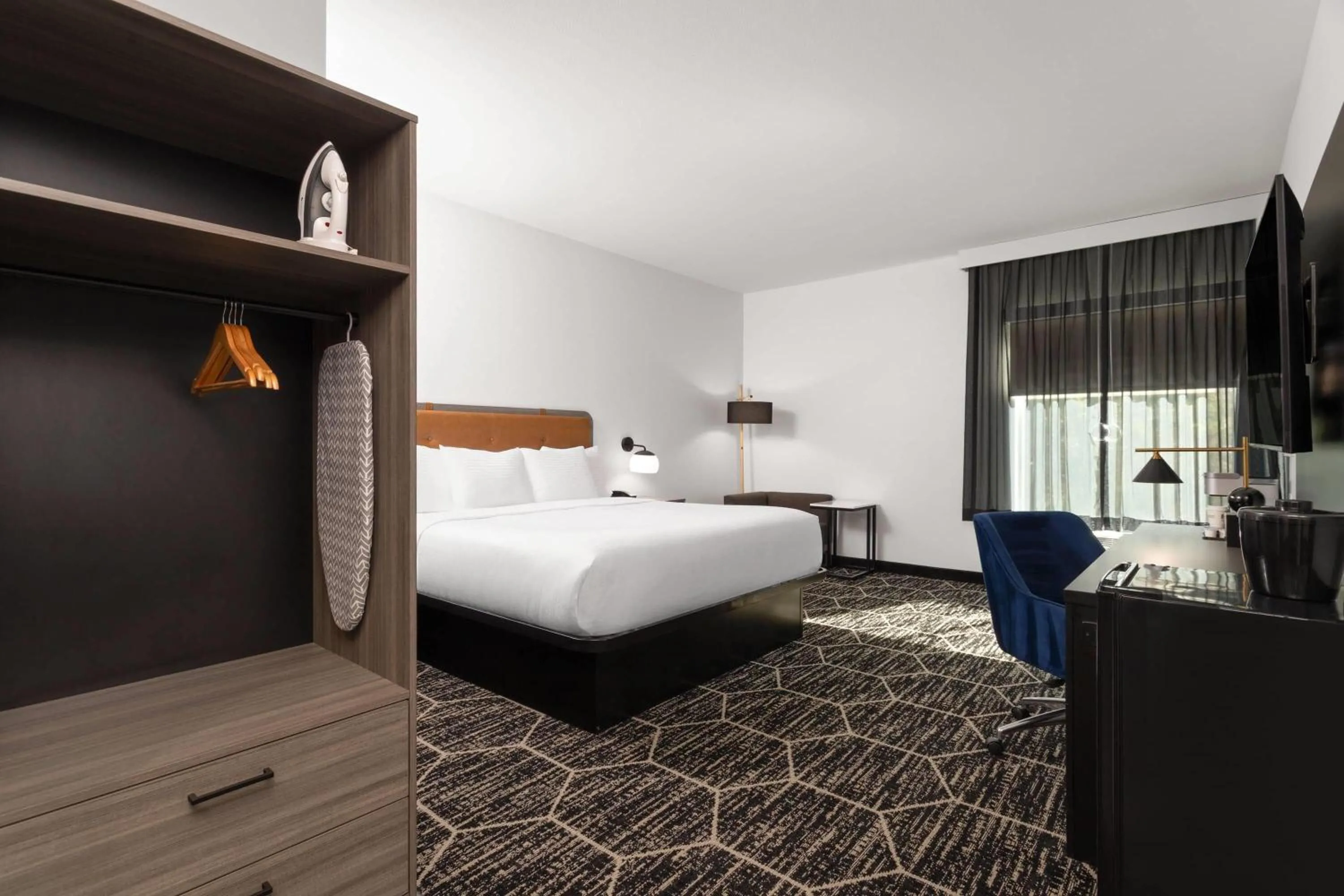 Photo of the whole room, Bed in La Quinta Inn & Suites by Wyndham Olive Branch