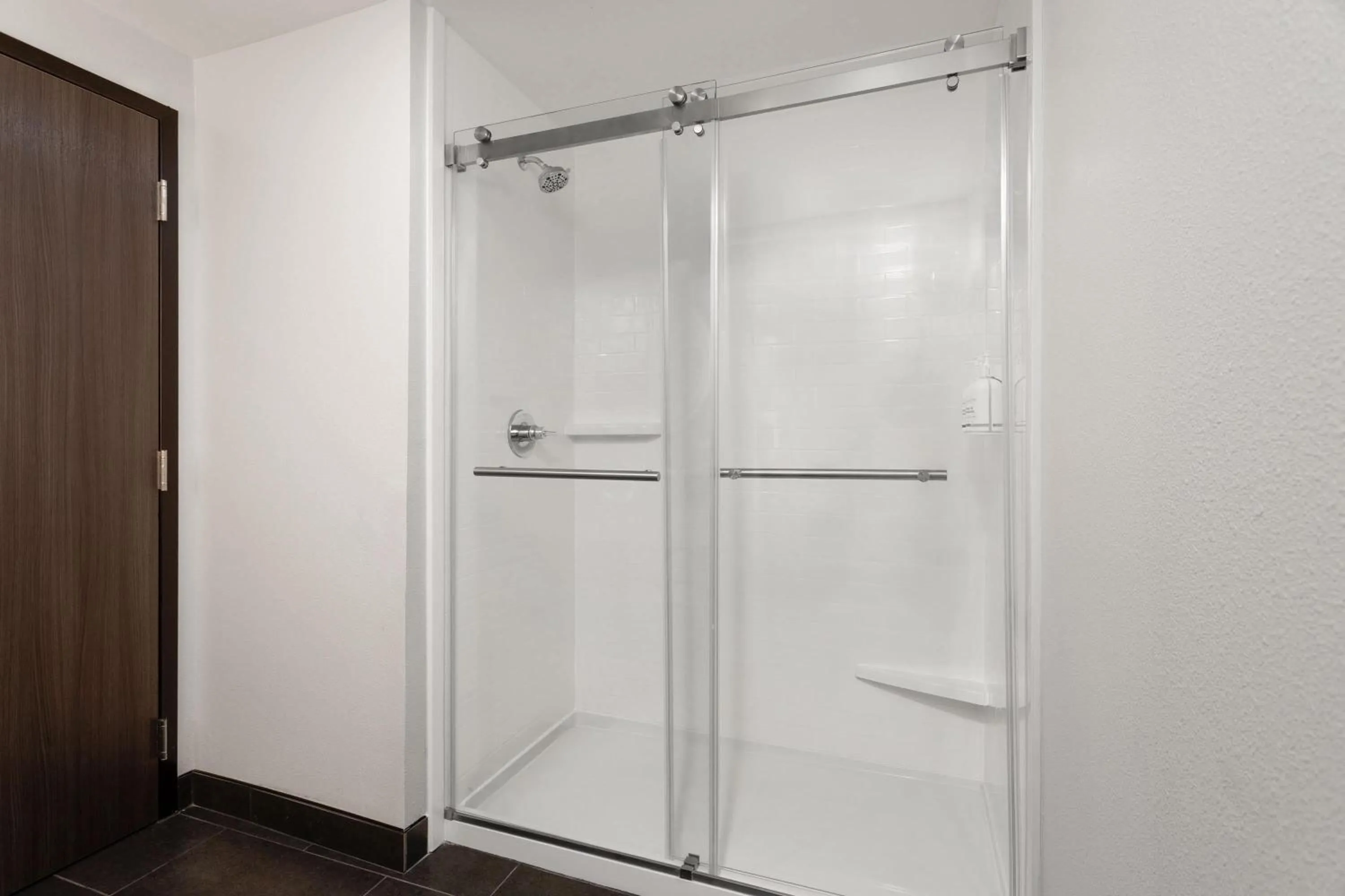 Bathroom in La Quinta Inn & Suites by Wyndham Olive Branch