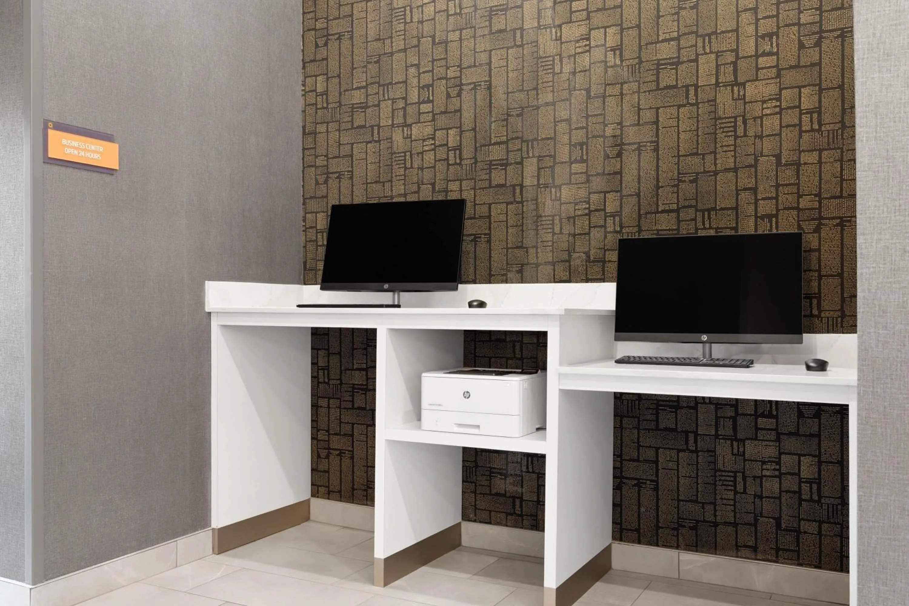 Business facilities in La Quinta Inn & Suites by Wyndham Olive Branch