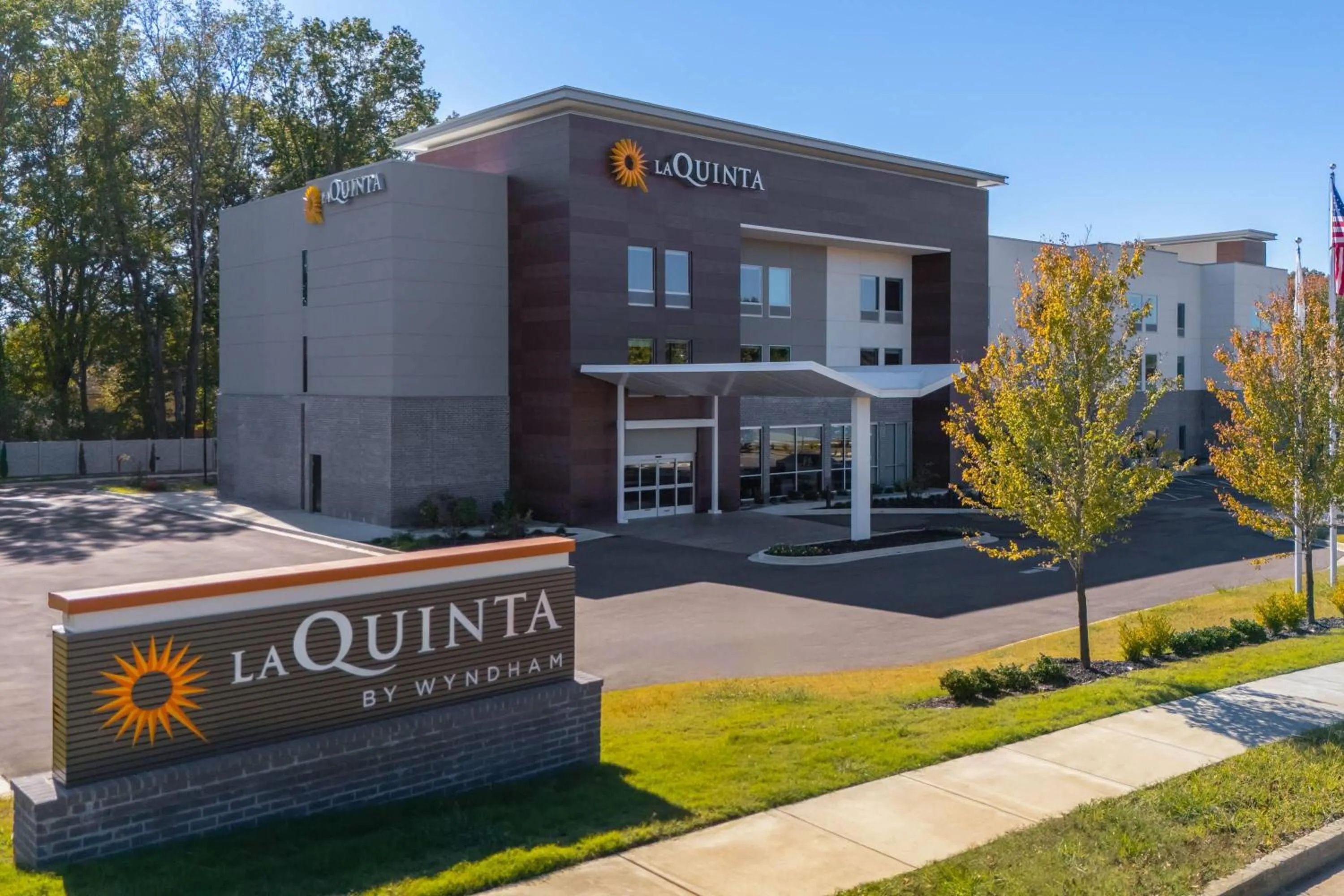 Property building in La Quinta Inn & Suites by Wyndham Olive Branch