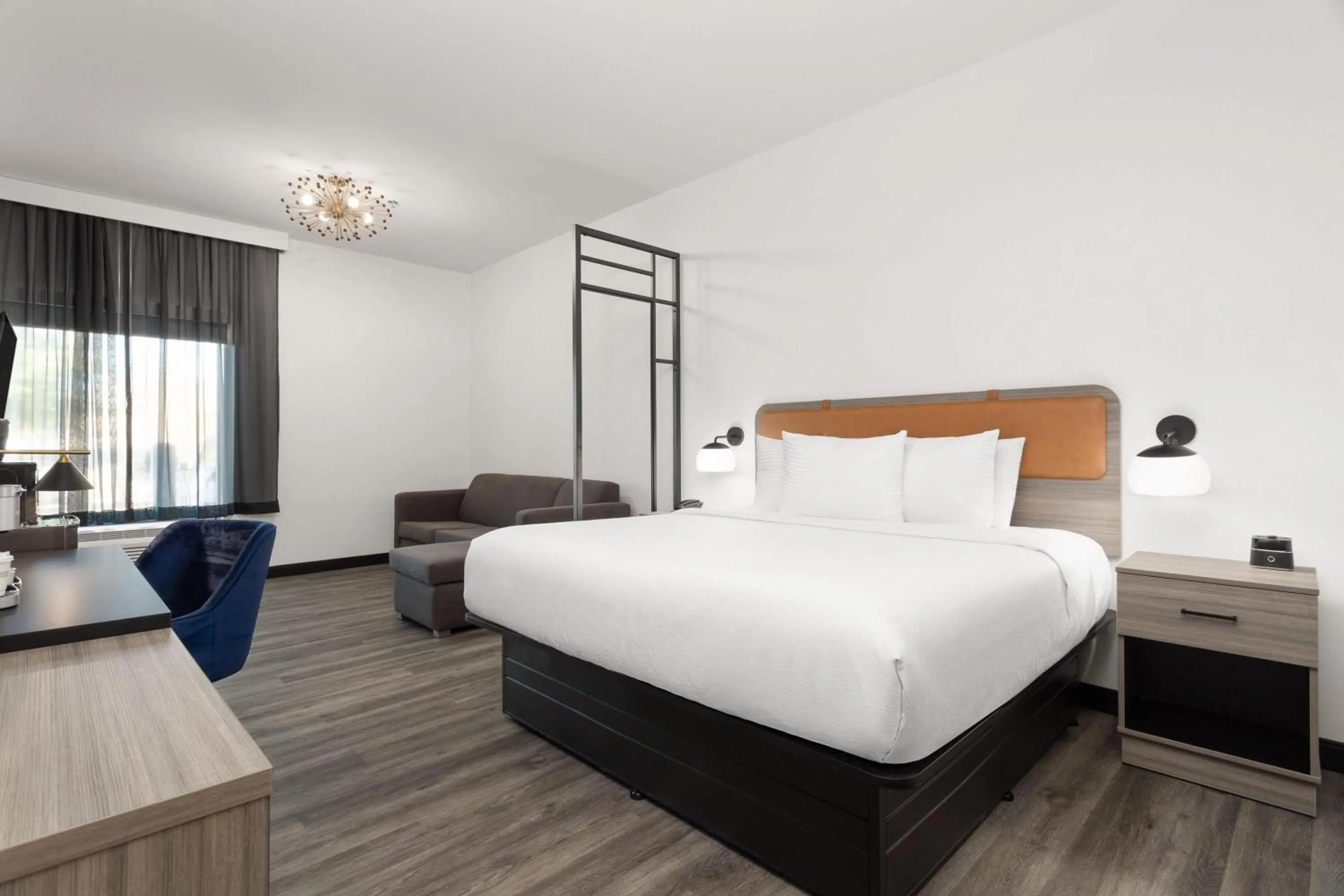 Photo of the whole room, Bed in La Quinta Inn & Suites by Wyndham Olive Branch