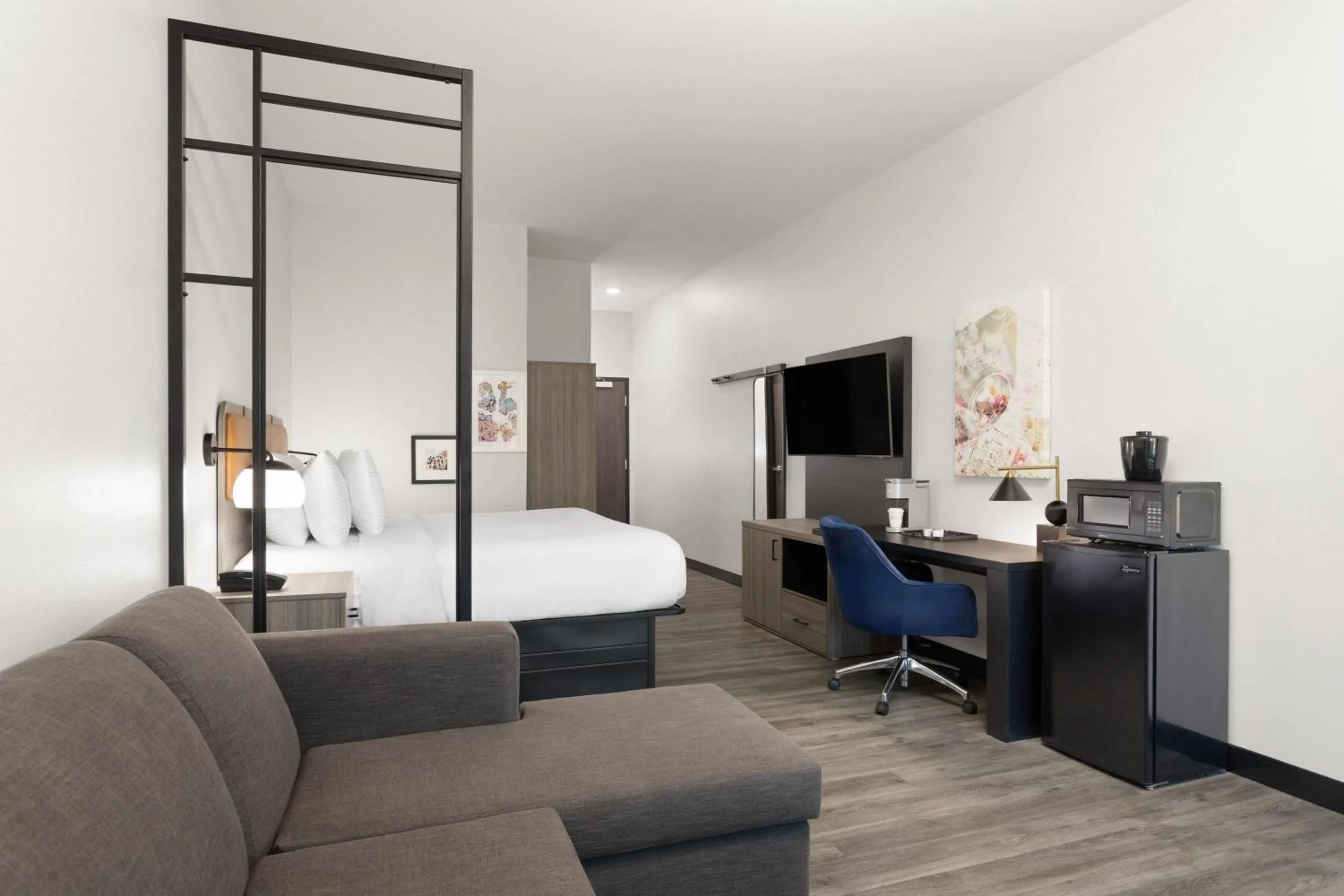 Photo of the whole room, Bed in La Quinta Inn & Suites by Wyndham Olive Branch