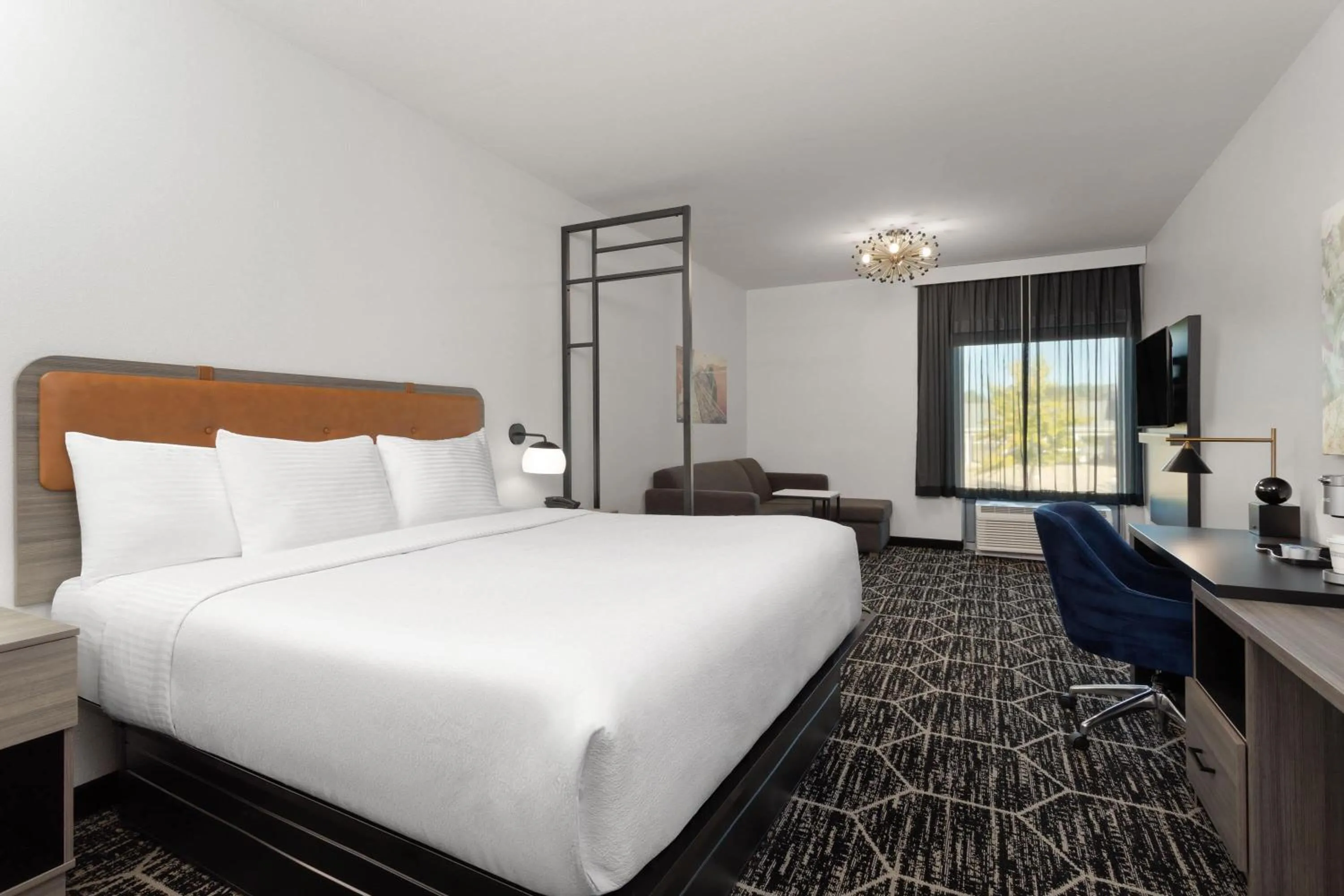 Photo of the whole room, Bed in La Quinta Inn & Suites by Wyndham Olive Branch