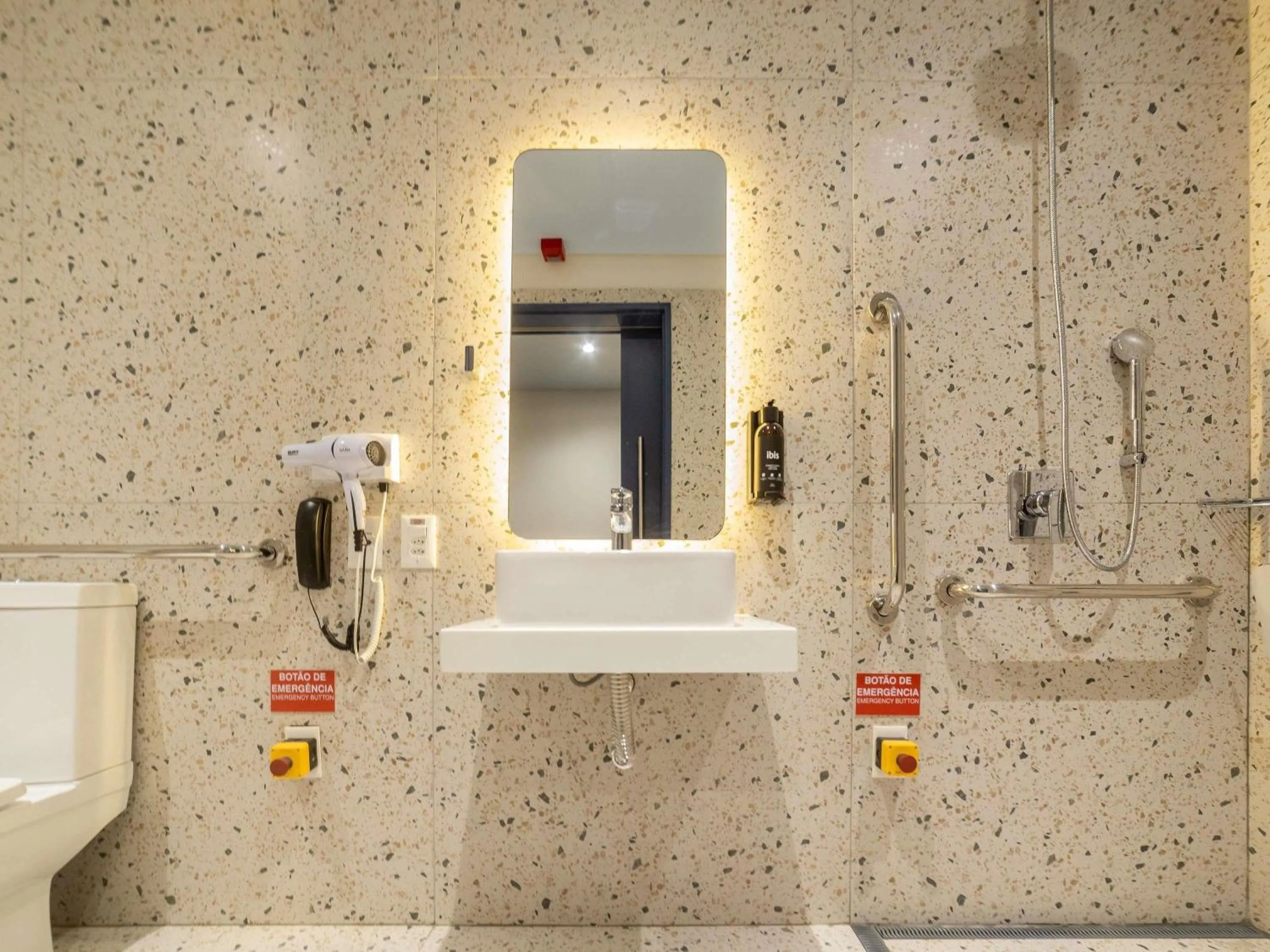 Bedroom in ibis Styles Fortaleza Shopping Giga Mall