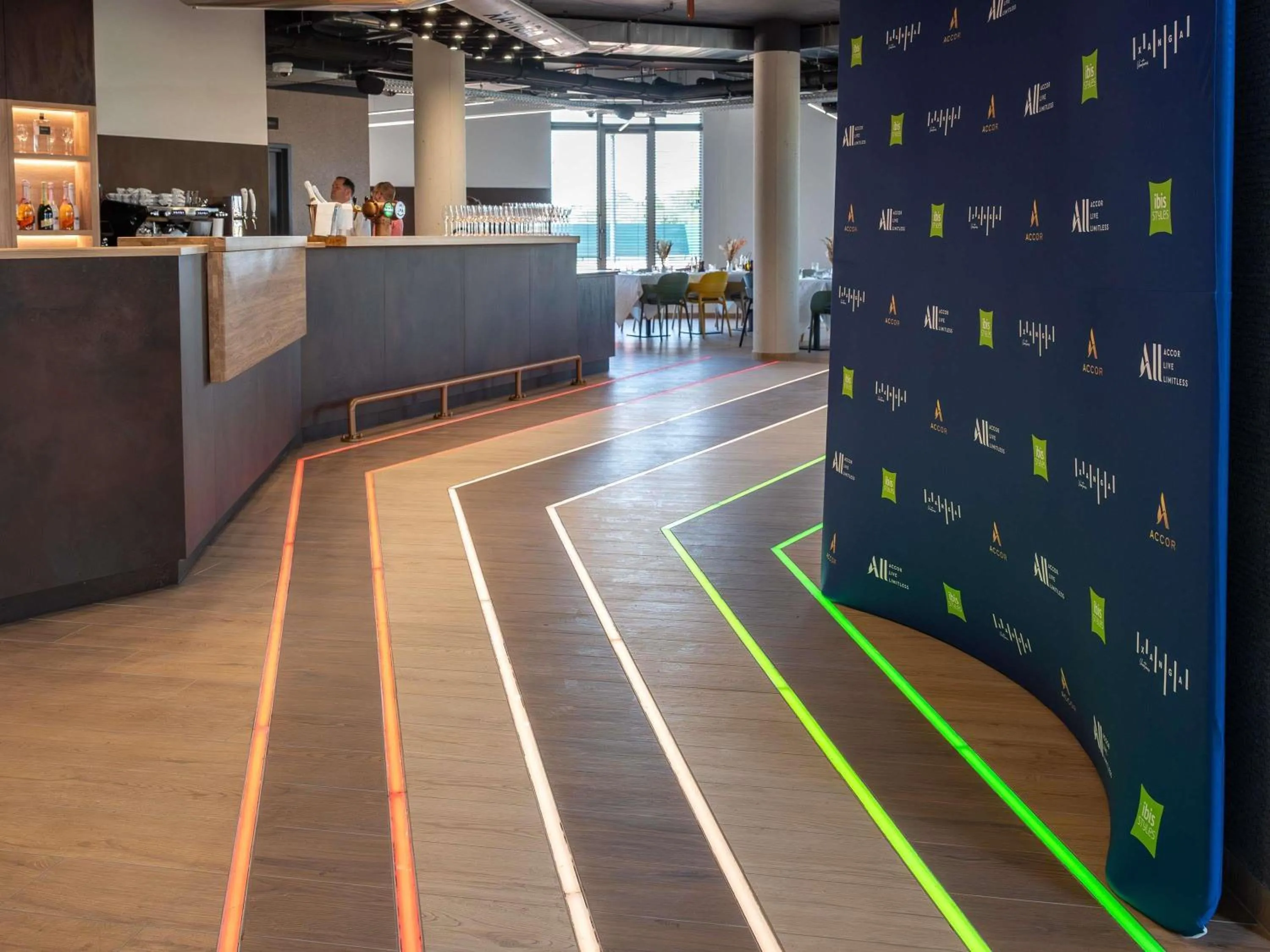 Lounge or bar in ibis Styles Debrecen Airport