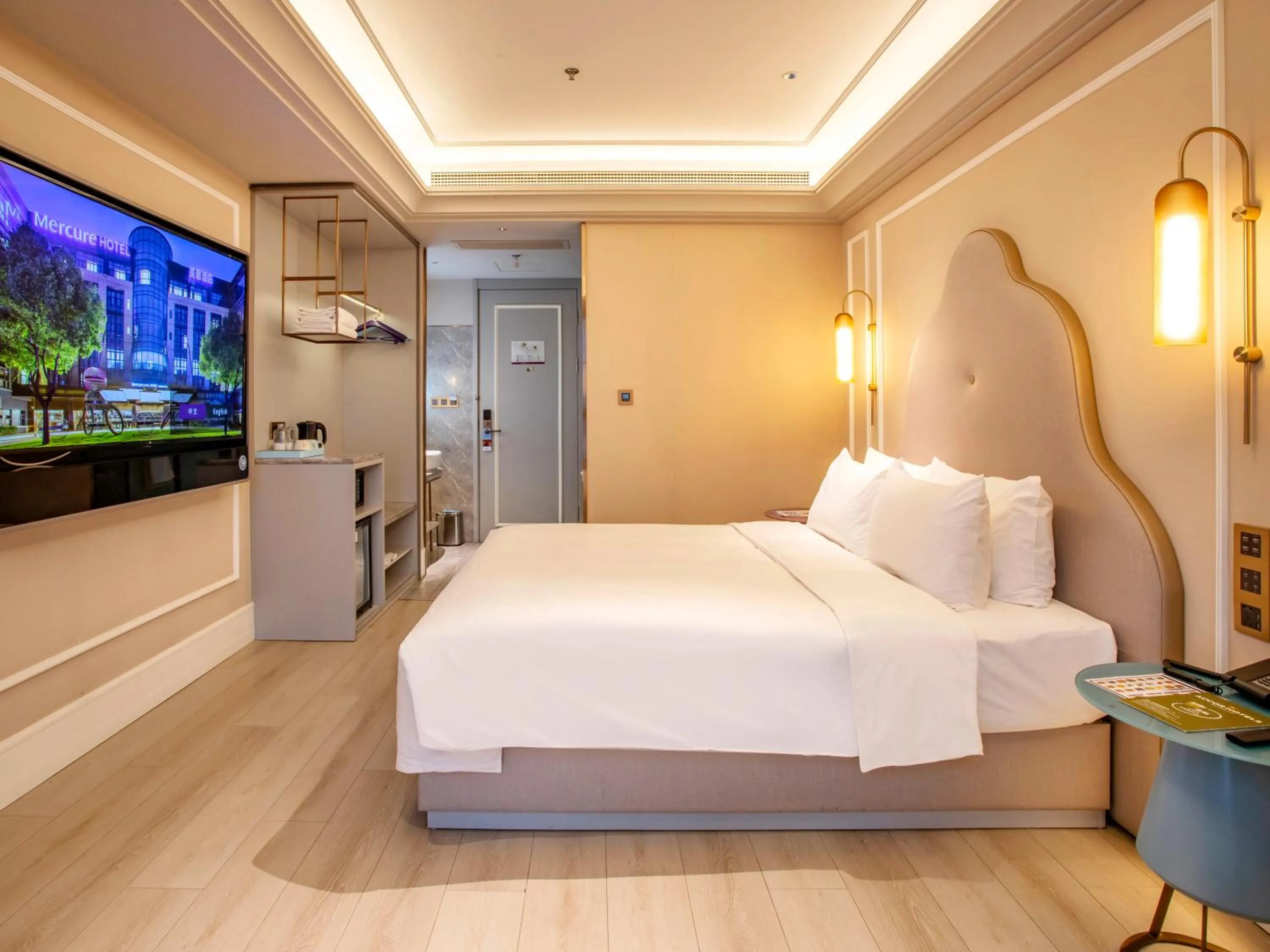 Bed in Mercure Shanghai Waigaoq Free Trade Zone