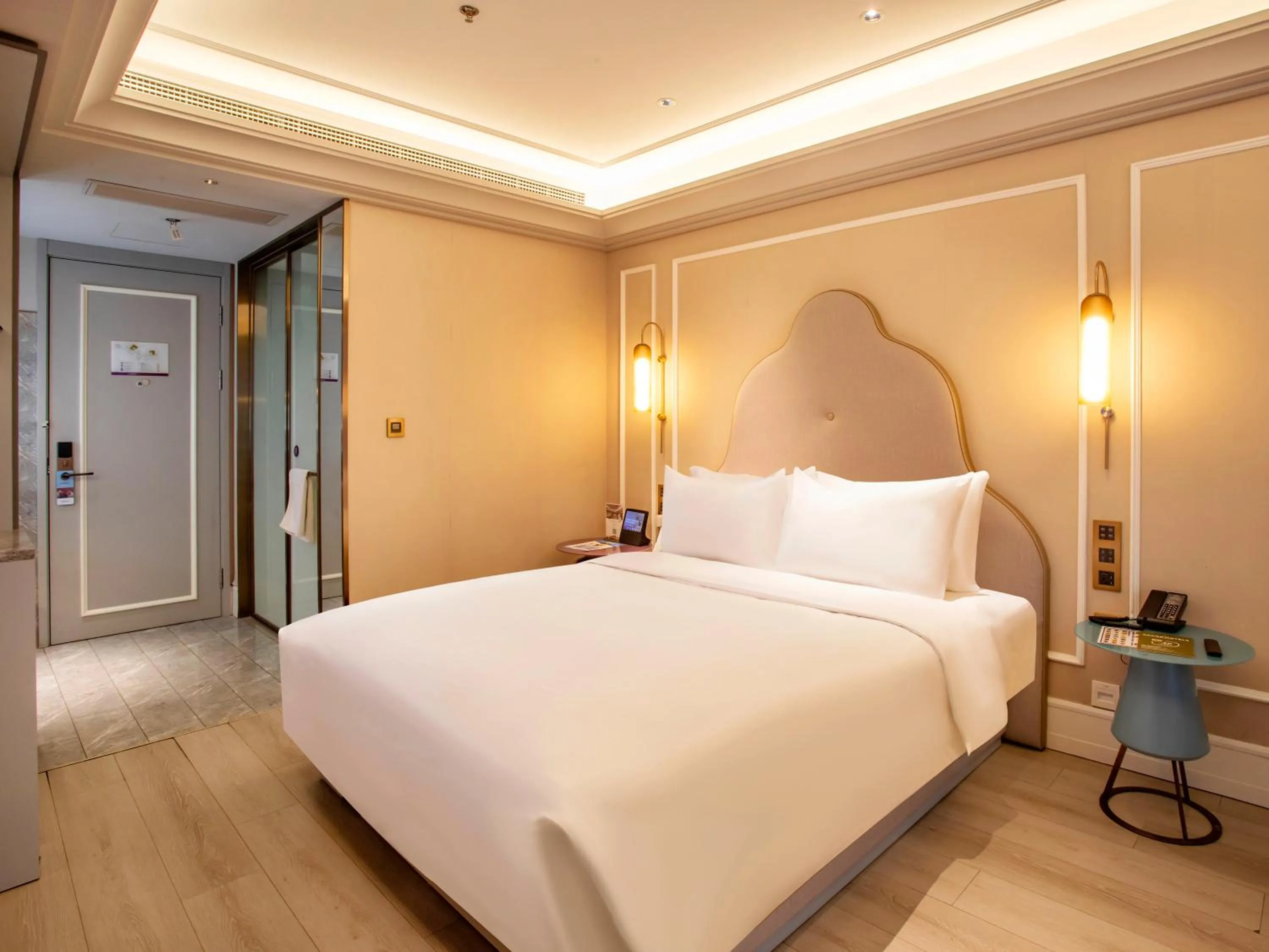 Bed in Mercure Shanghai Waigaoq Free Trade Zone