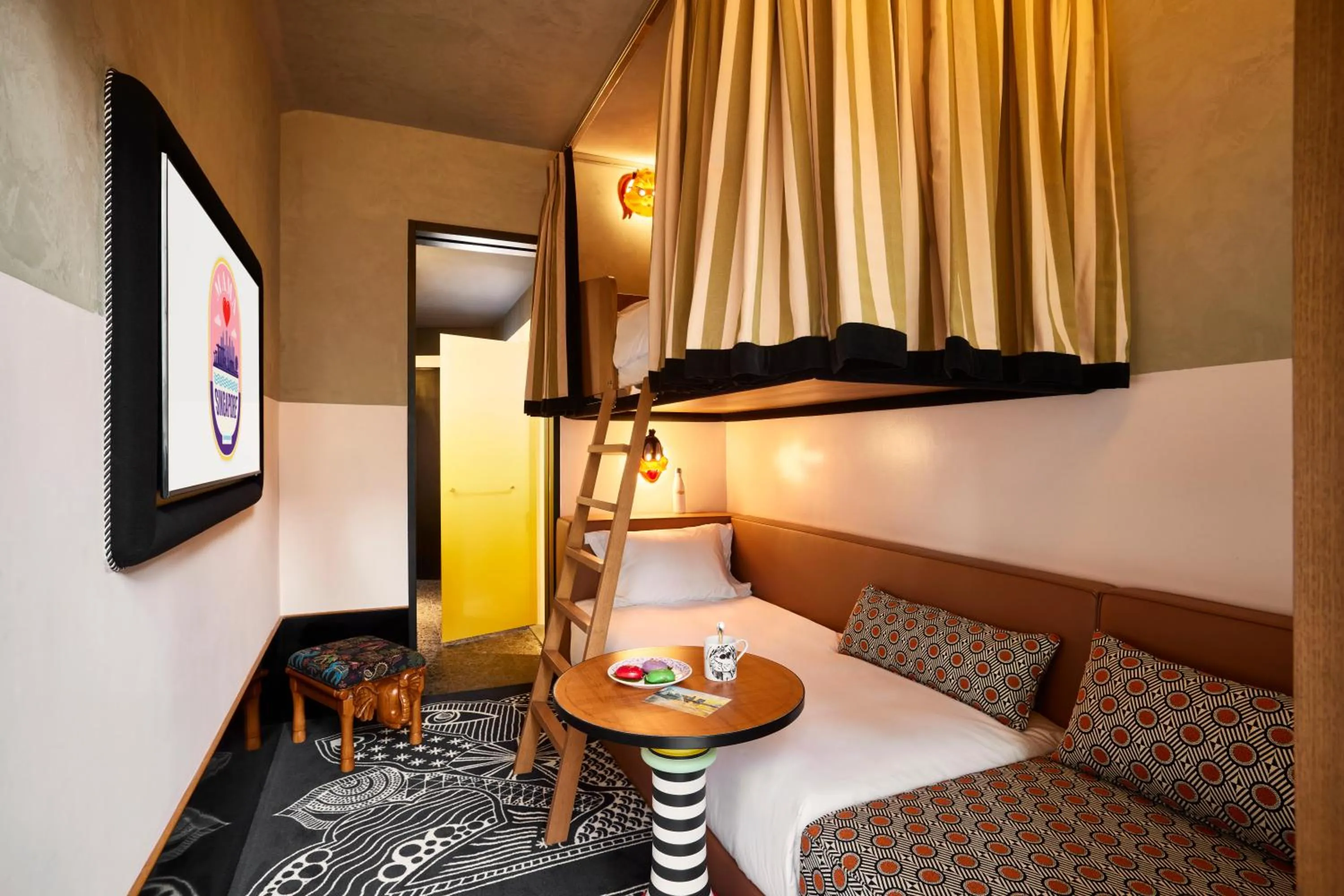 Shower, Bed in Mama Shelter Singapore Orchard