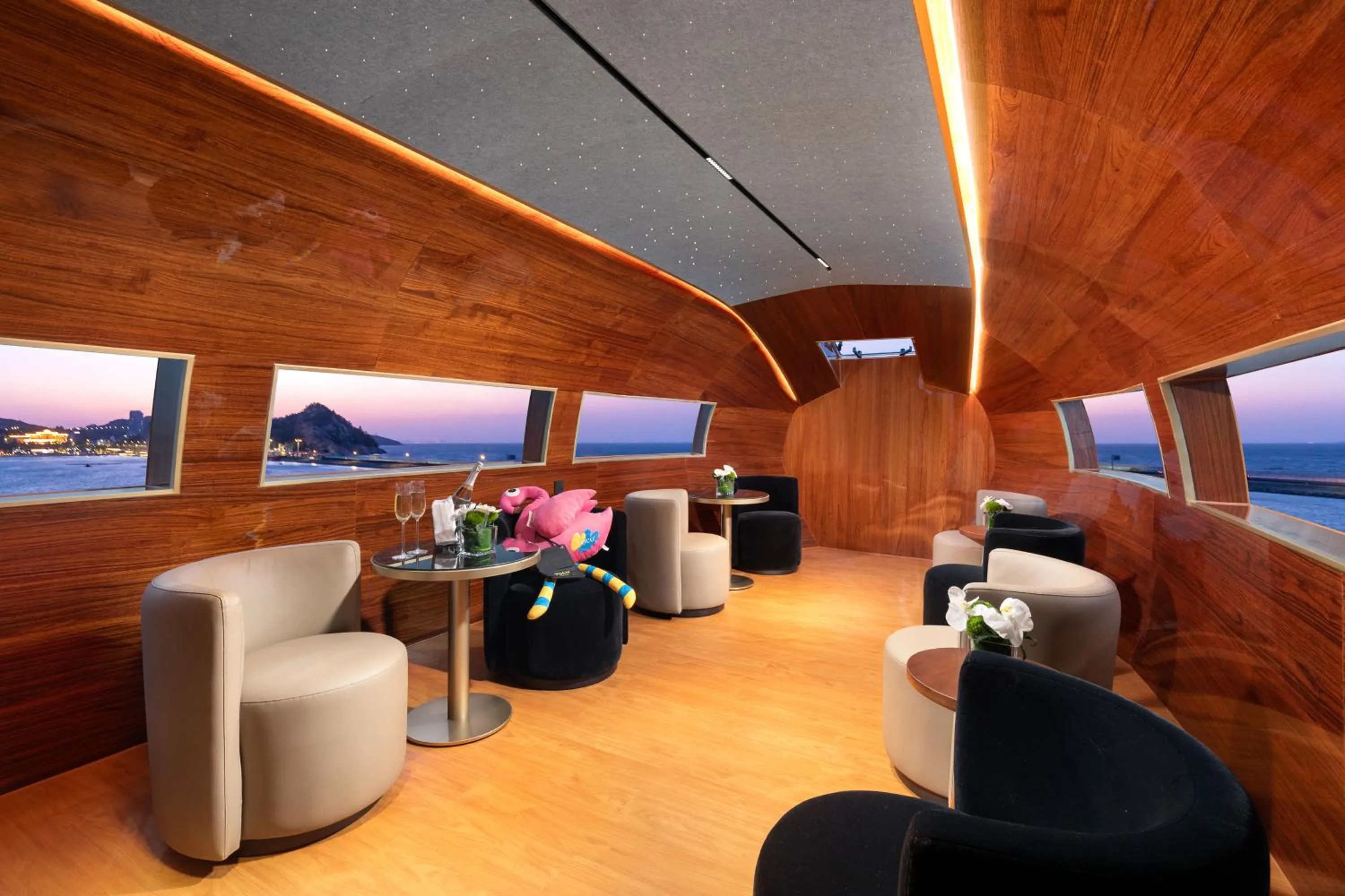 Lounge or bar in voco Lianyungang Star of HaizhouBay