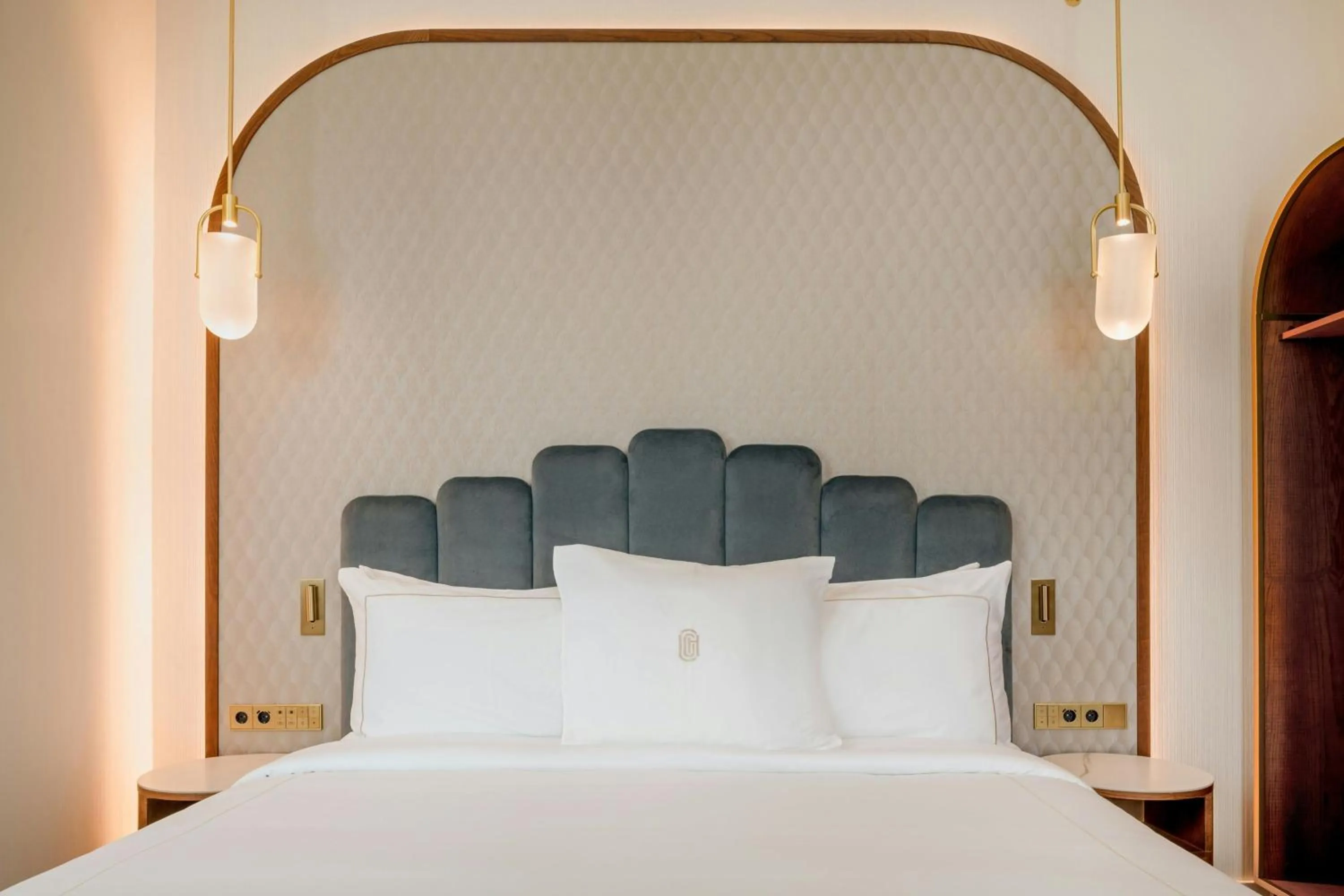 Photo of the whole room, Bed in Grand Hotel Centenari, Valencia, Autograph Collection