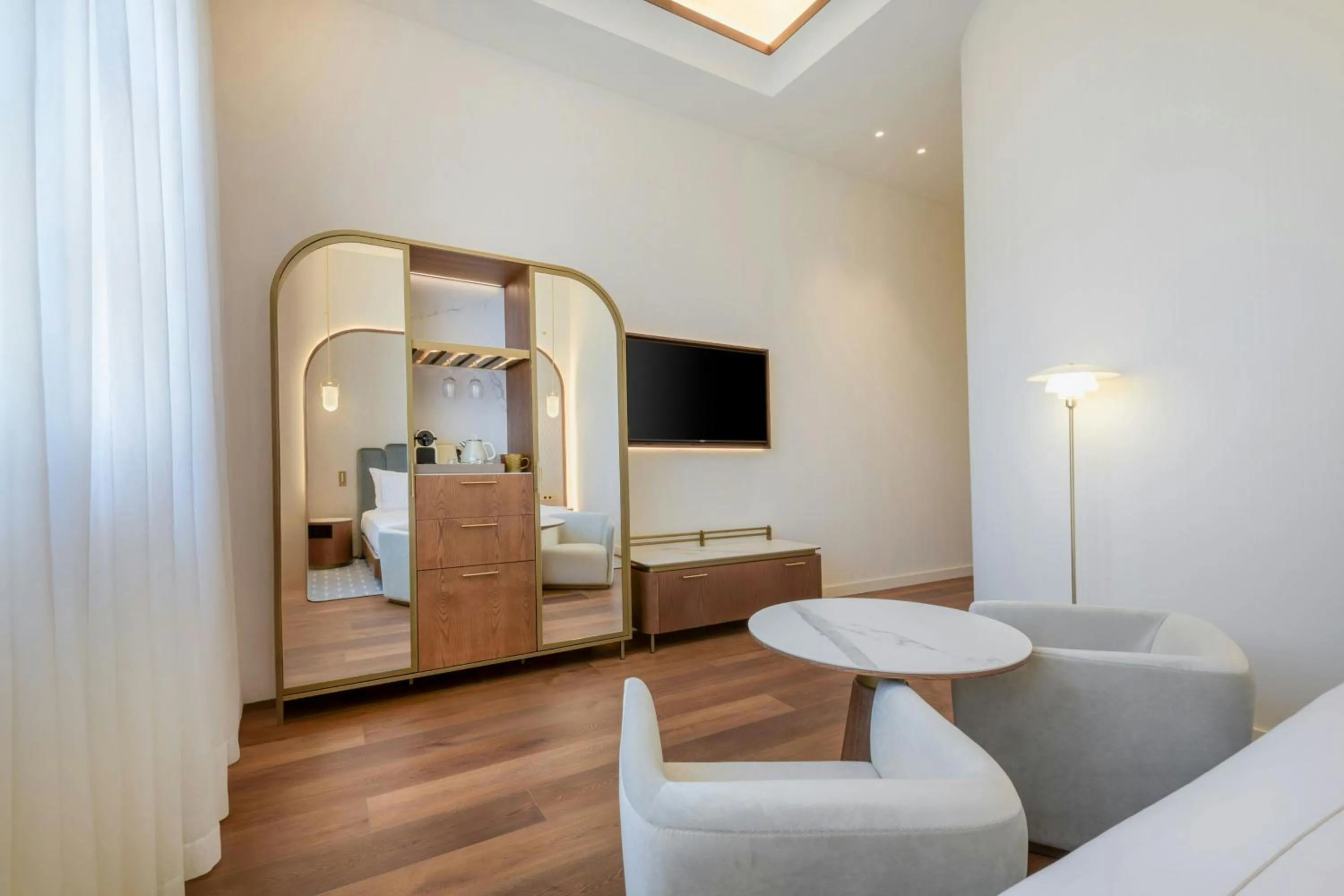 Photo of the whole room in Grand Hotel Centenari, Valencia, Autograph Collection