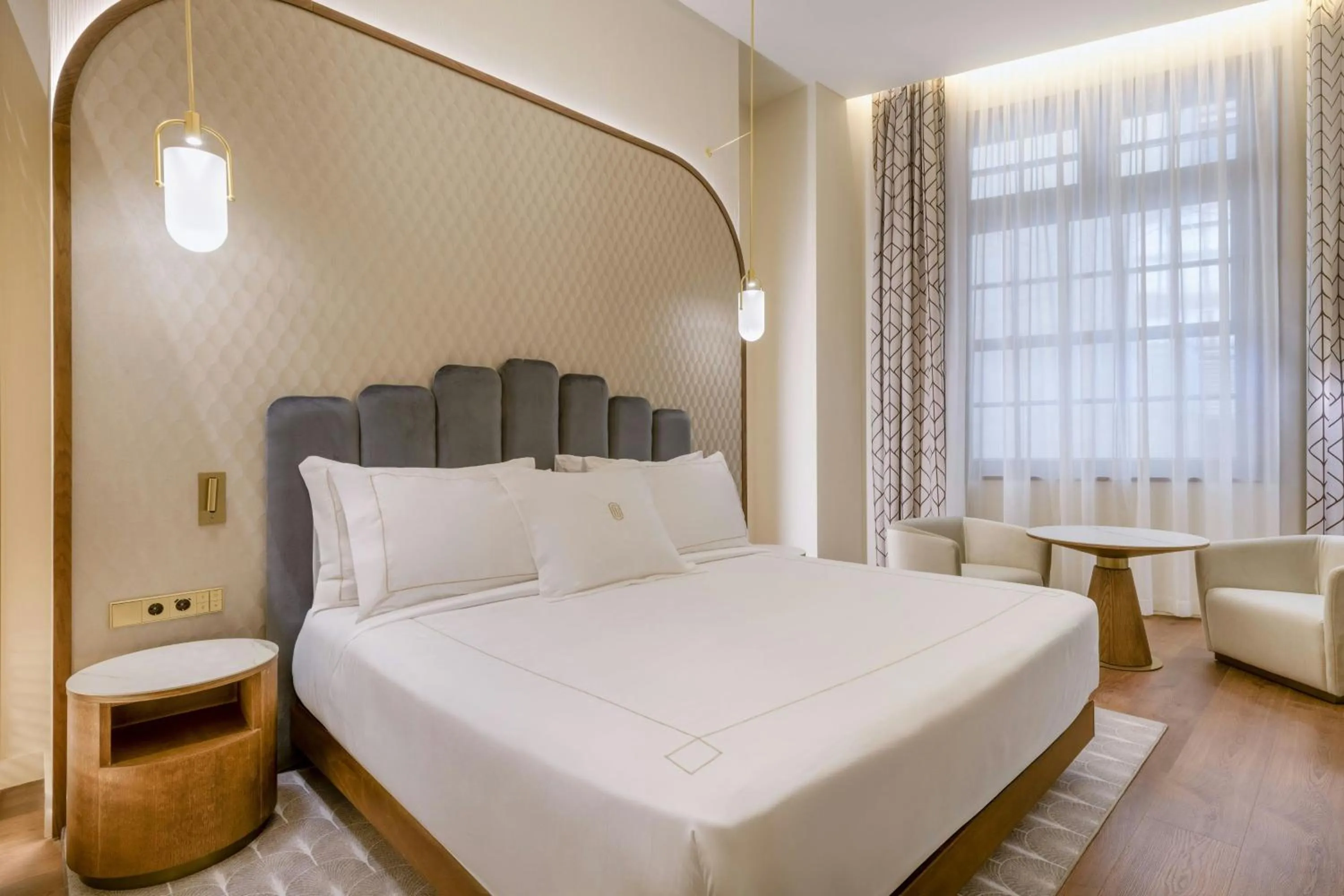 Photo of the whole room, Bed in Grand Hotel Centenari, Valencia, Autograph Collection