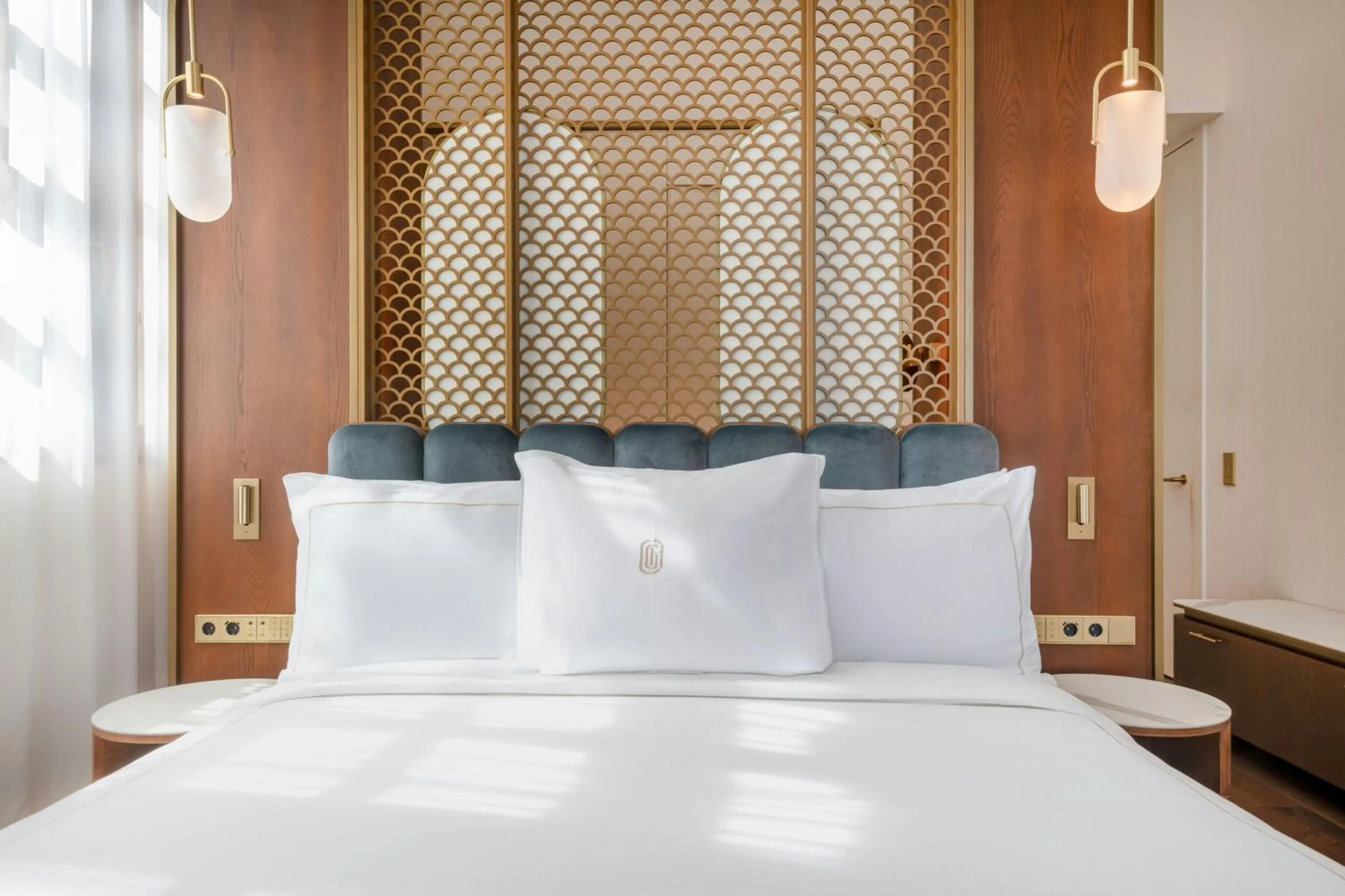 Photo of the whole room, Bed in Grand Hotel Centenari, Valencia, Autograph Collection