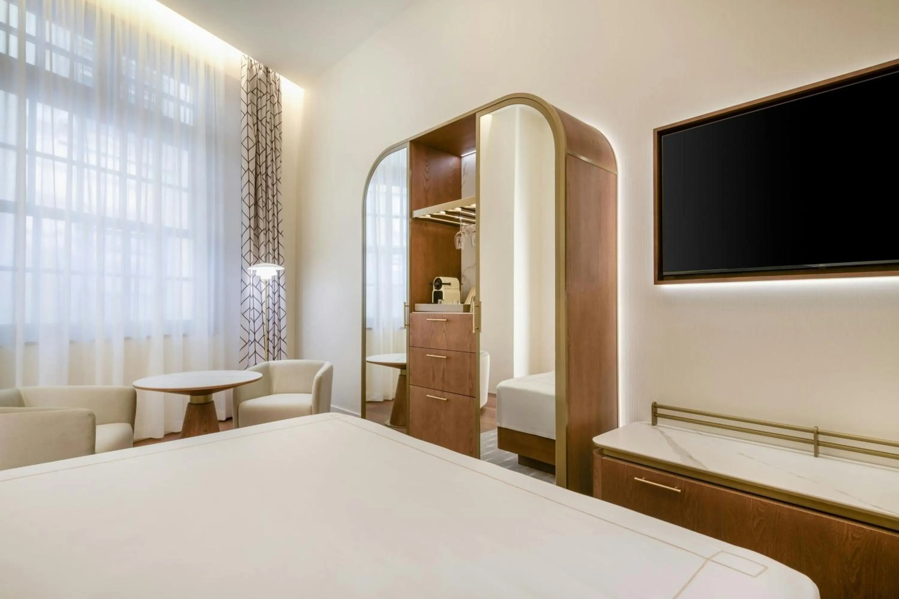 Photo of the whole room, Bed in Grand Hotel Centenari, Valencia, Autograph Collection