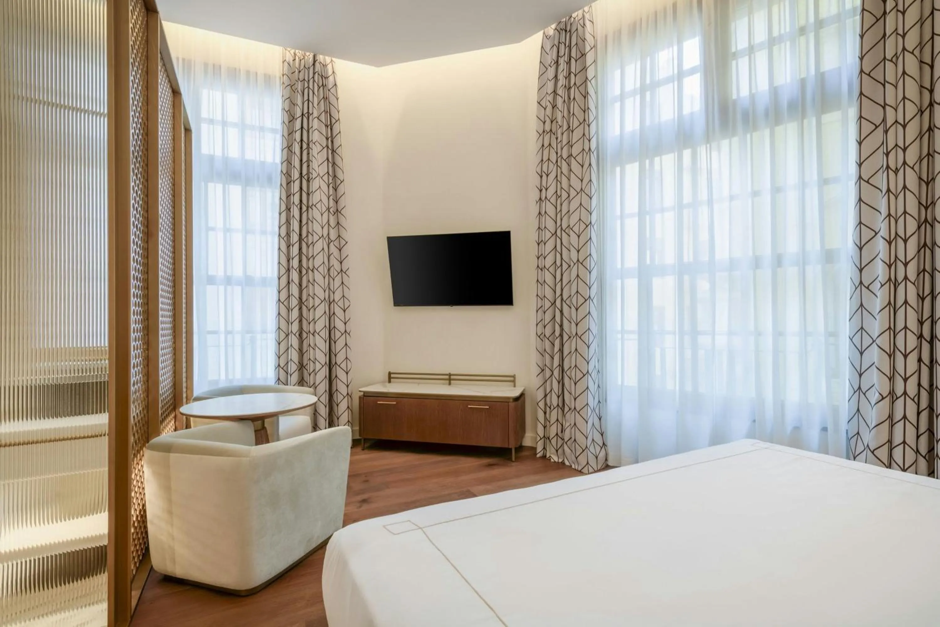 Photo of the whole room, Bed in Grand Hotel Centenari, Valencia, Autograph Collection