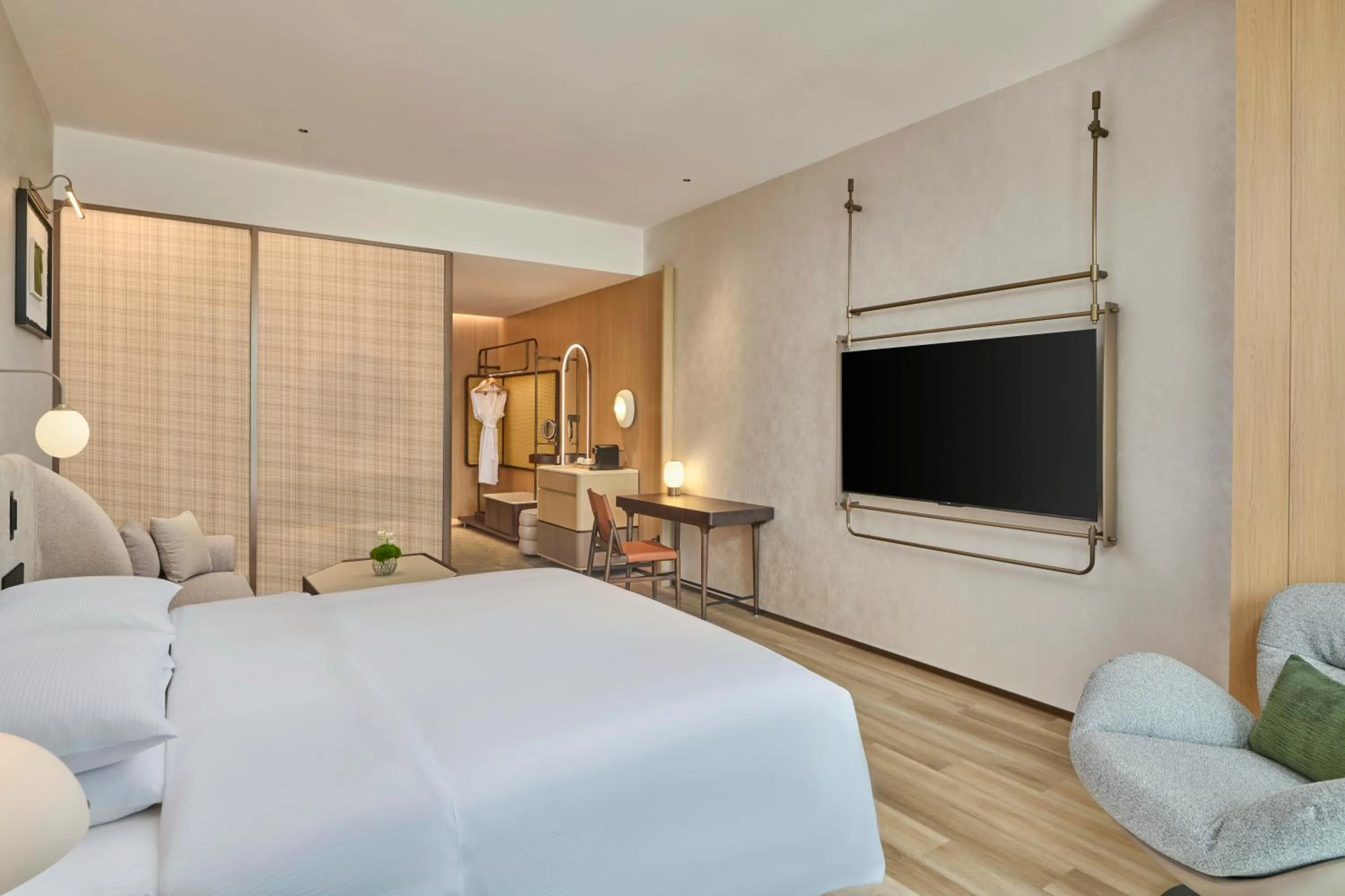 Photo of the whole room, Bed in Doubletree By Hilton Shenzhen Bay