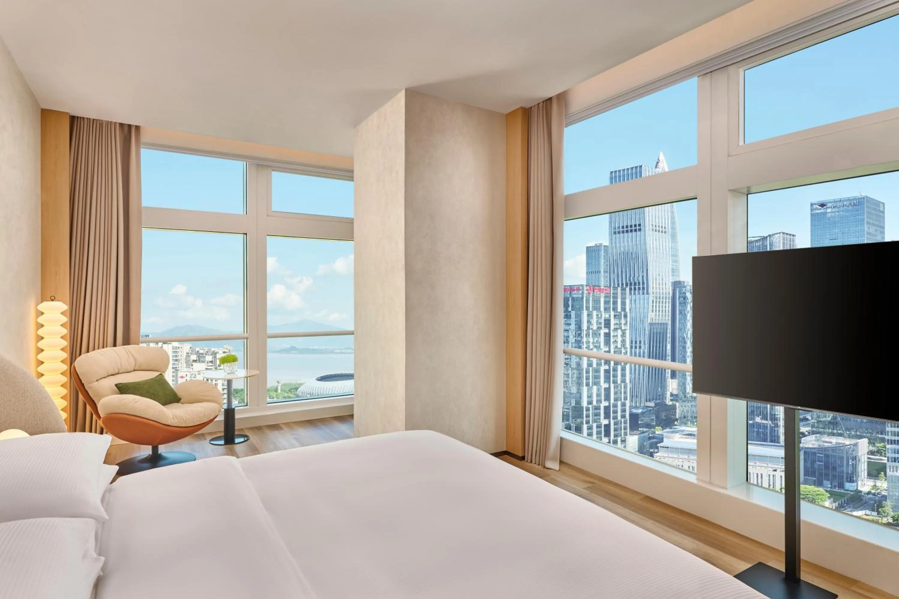 Photo of the whole room, Bed in Doubletree By Hilton Shenzhen Bay