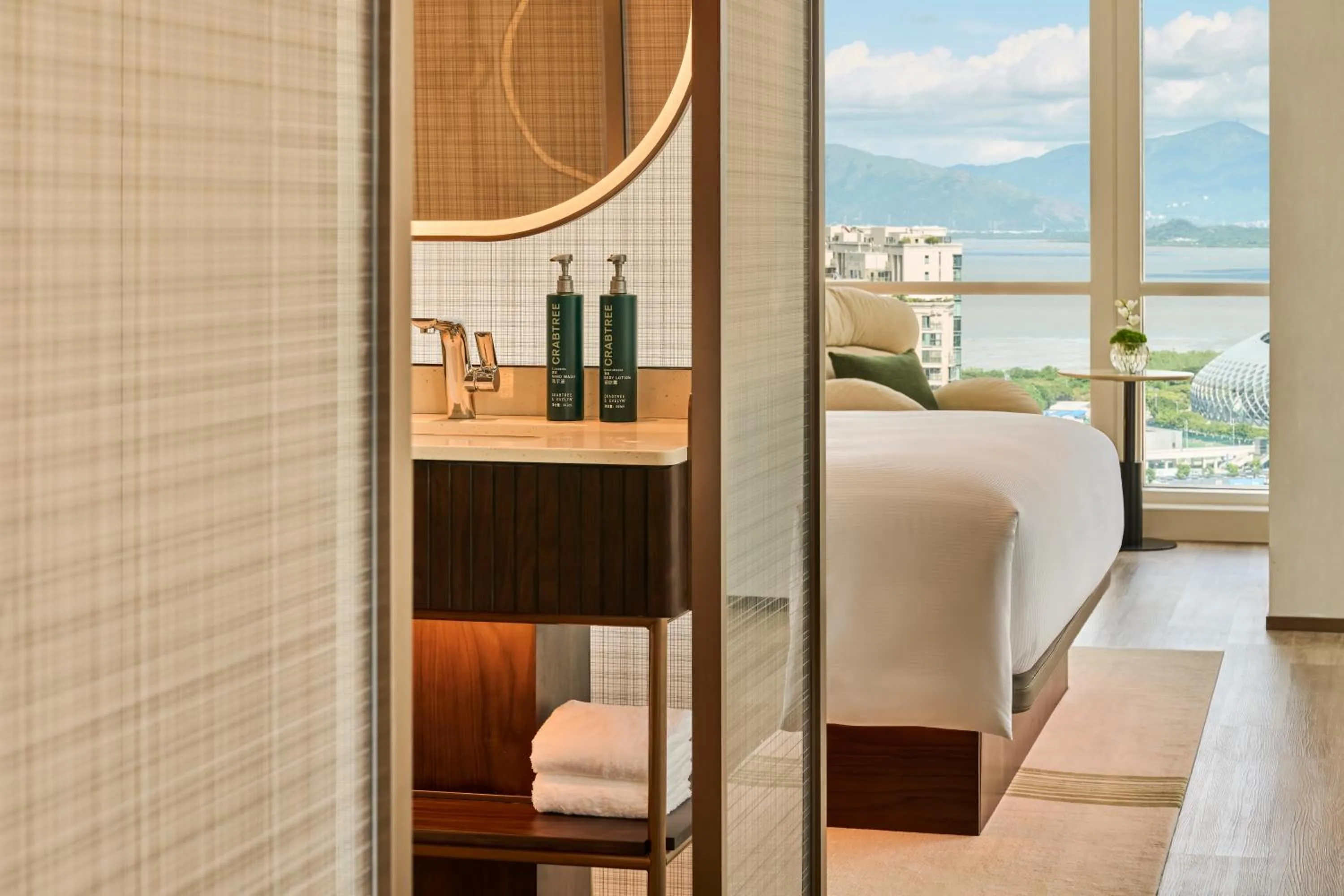 Photo of the whole room, Bed in Doubletree By Hilton Shenzhen Bay