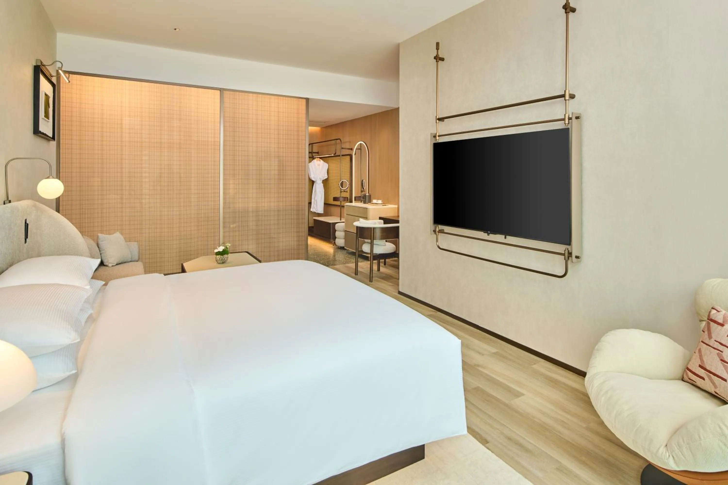 Photo of the whole room, Bed in Doubletree By Hilton Shenzhen Bay