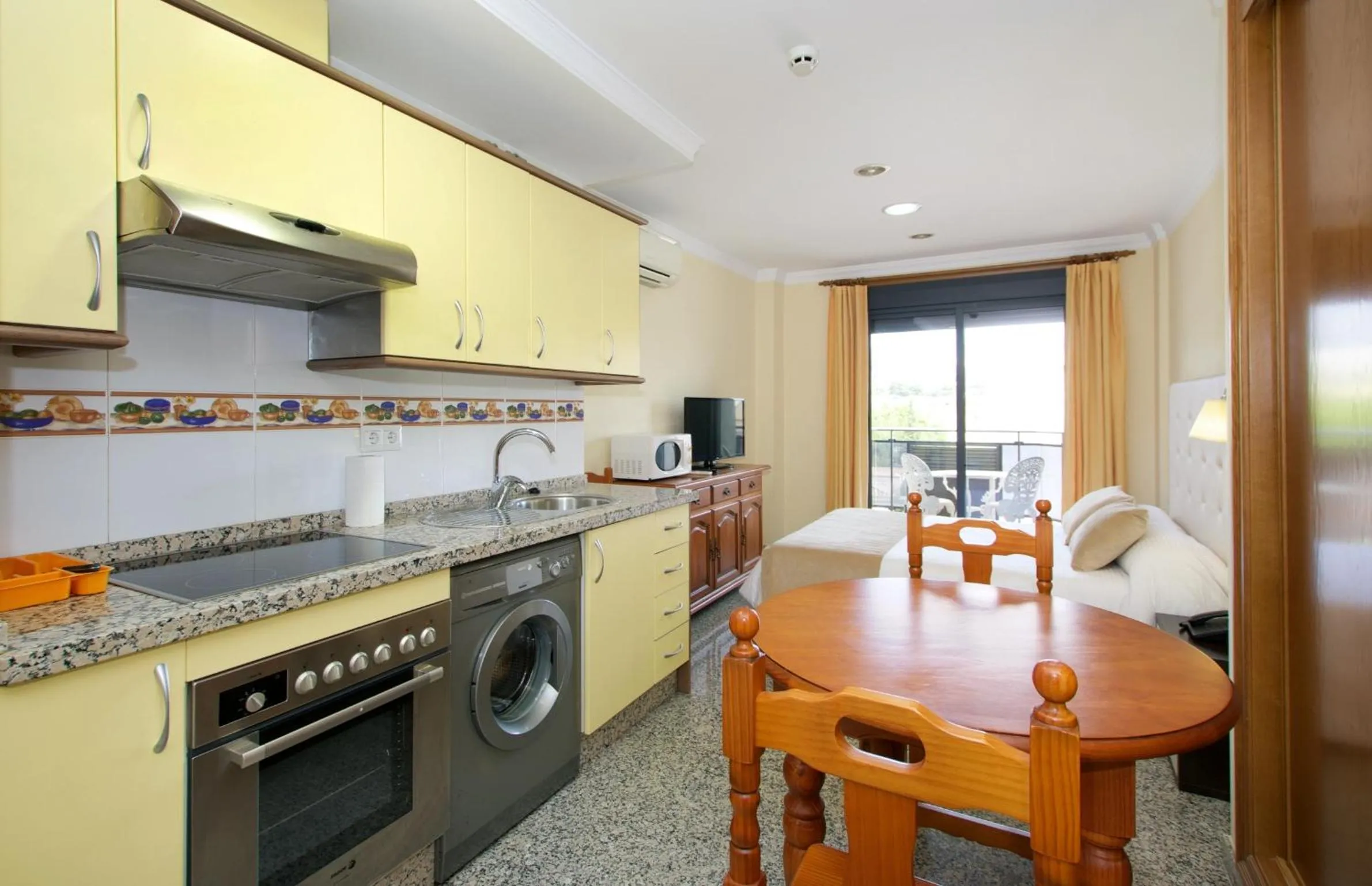 Kitchen or kitchenette in Apartamentos Nuriasol