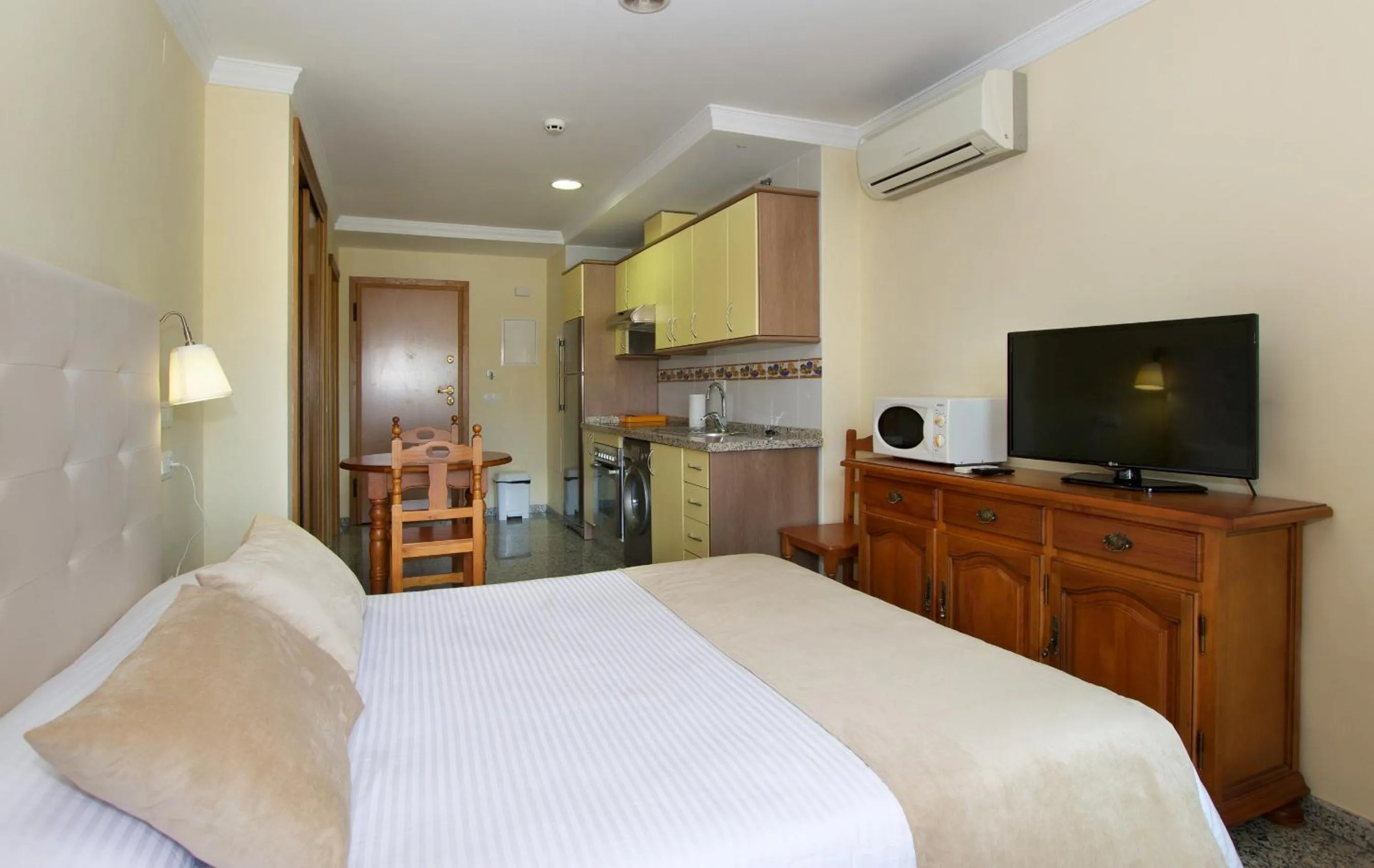 Bedroom, Bed in Apartamentos Nuriasol