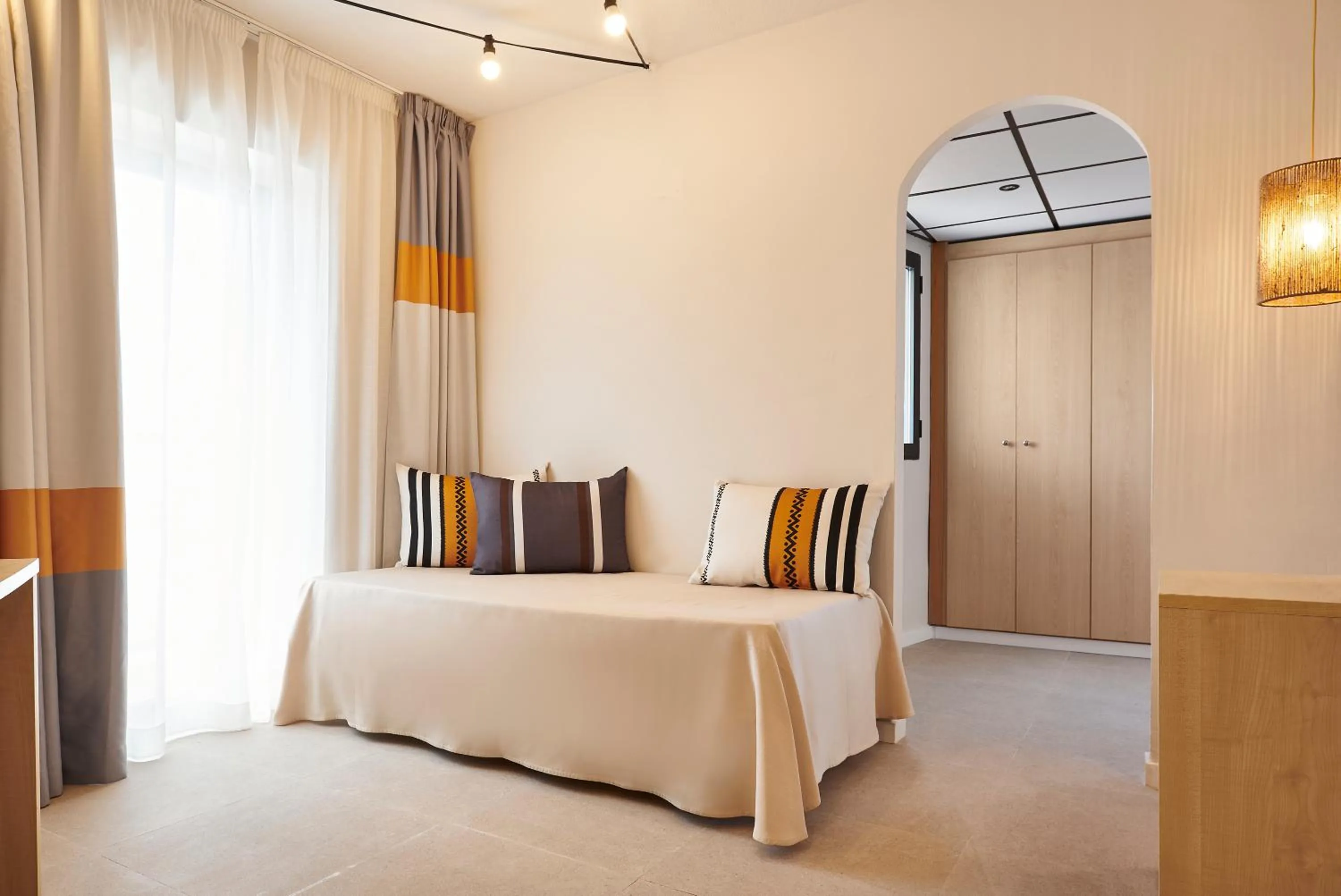 Photo of the whole room, Bed in tent Torremolinos