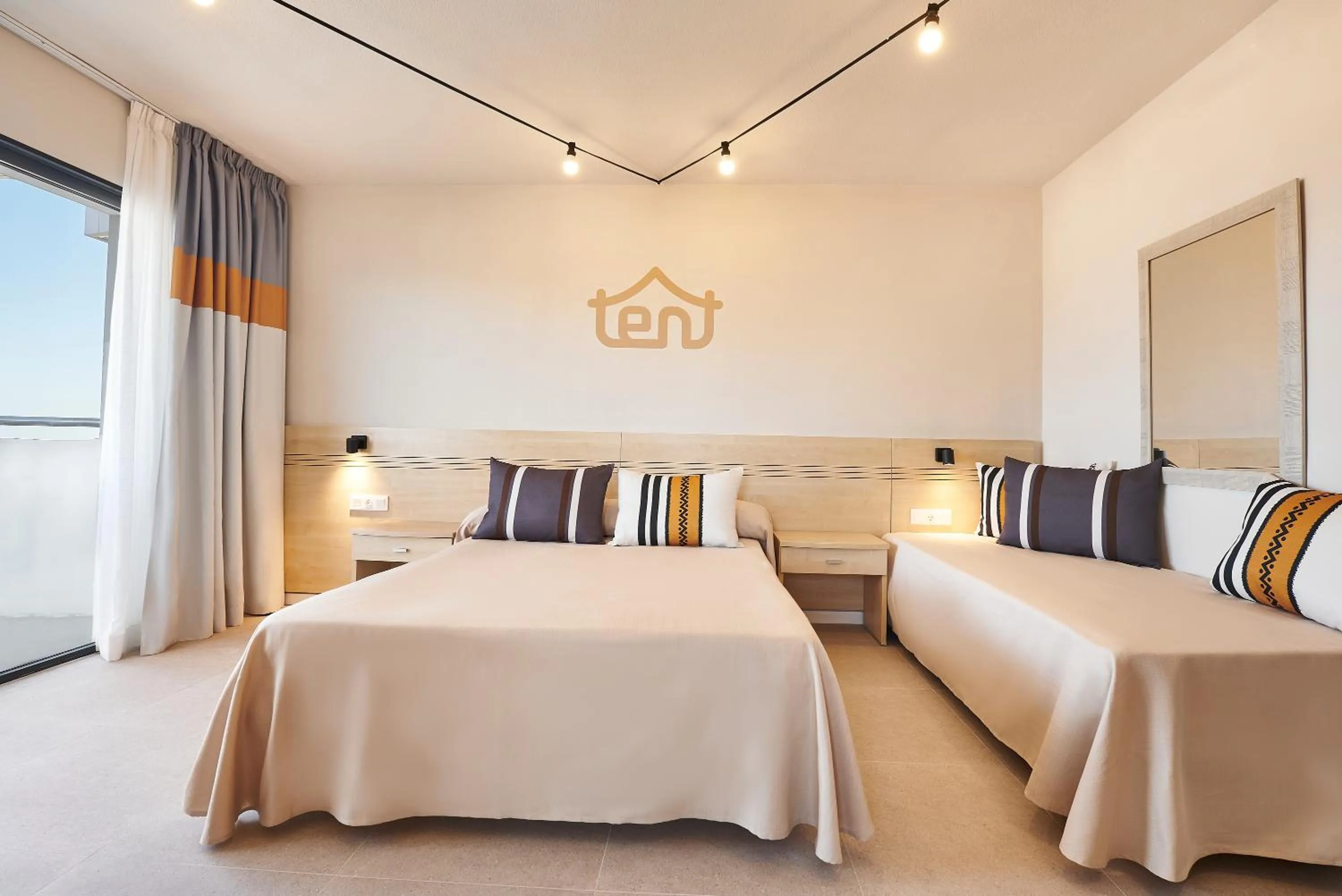 Photo of the whole room, Bed in tent Torremolinos