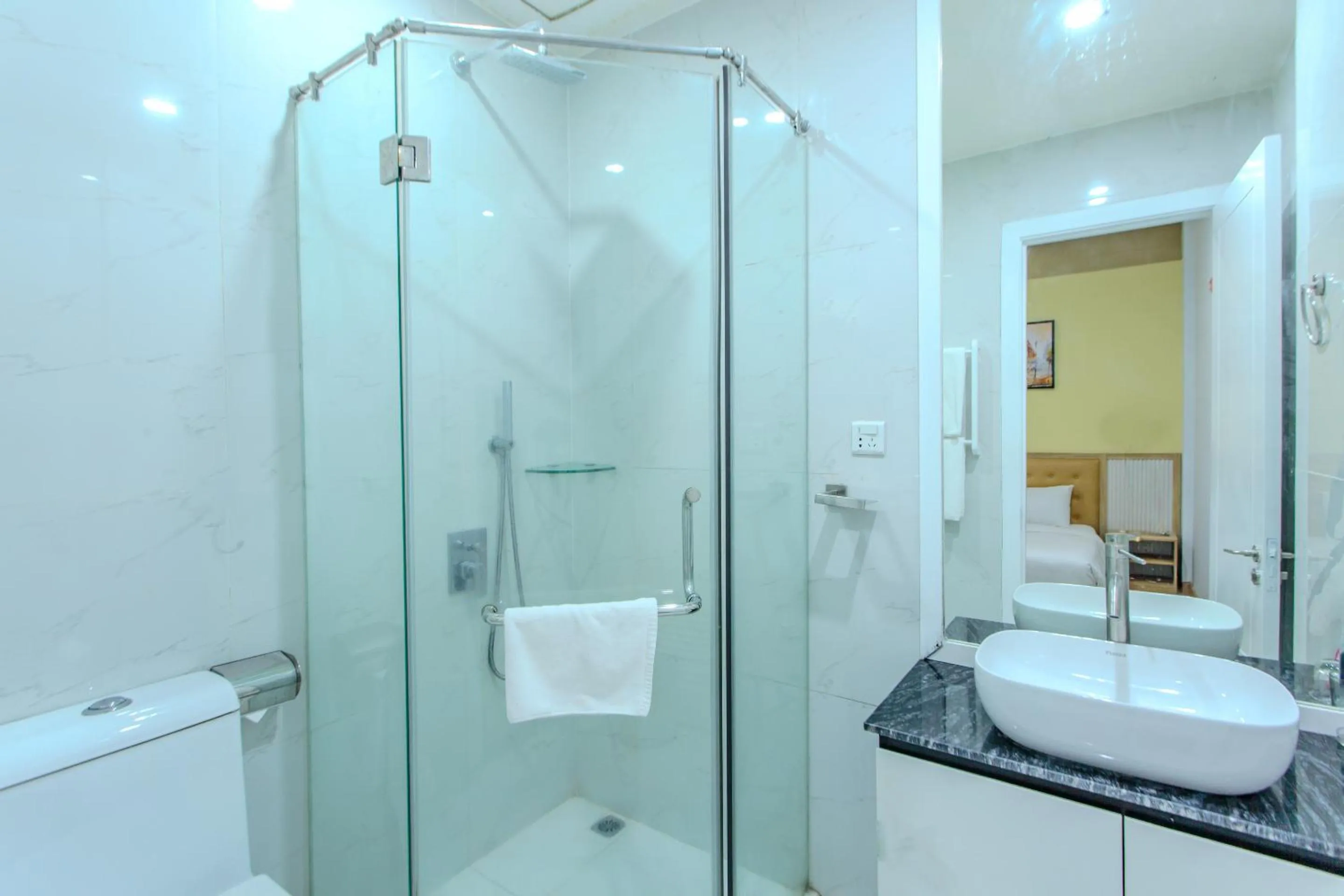 Shower in Palmier Hotel - Art House Da Nang
